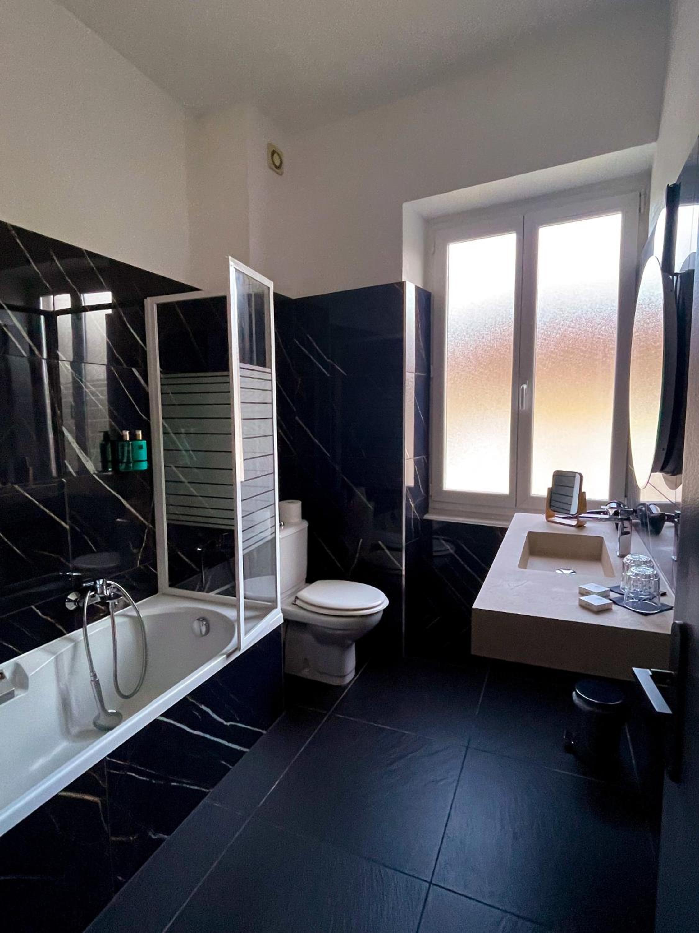 Double Room - Photo 6