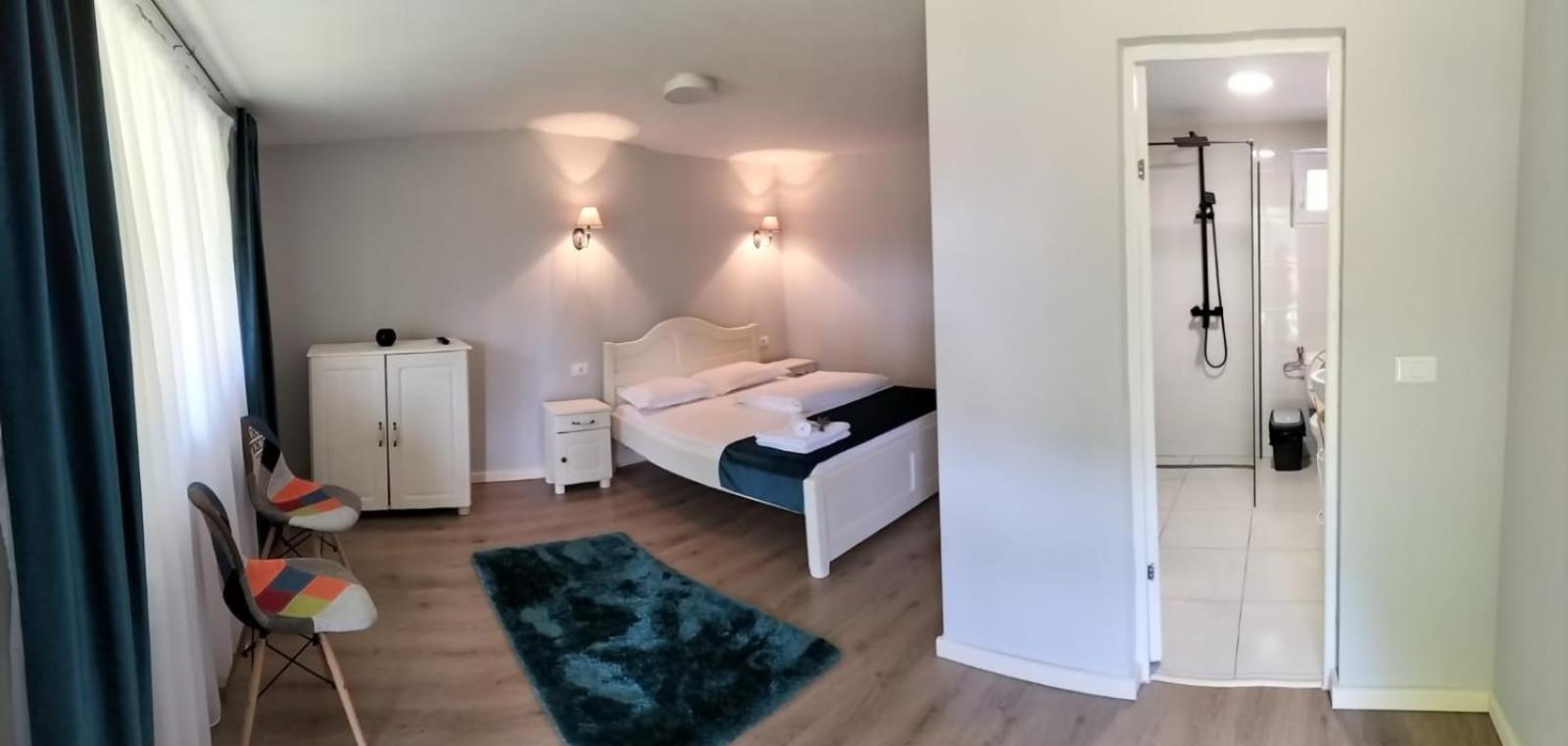 Double Room with Private Bathroom - Photo 10