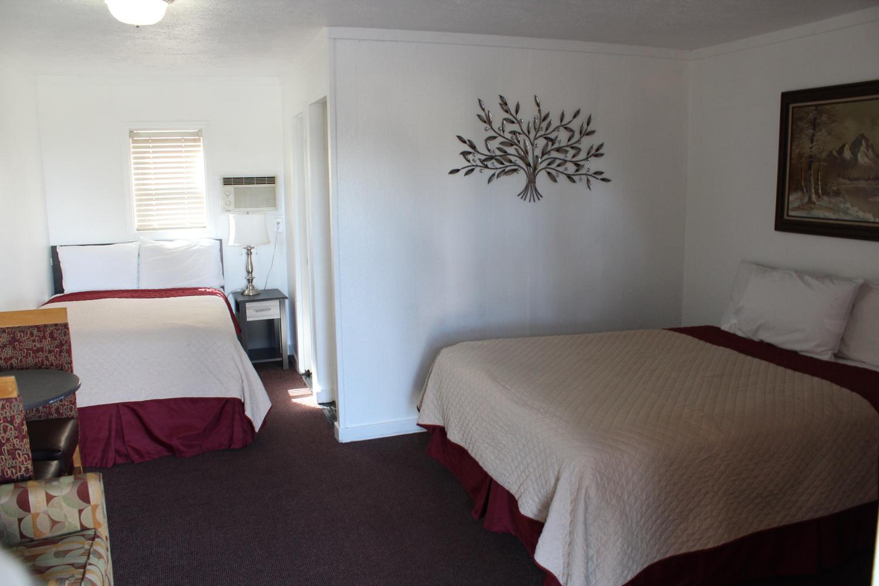 Queen Room with Two Queen Beds - Photo 4
