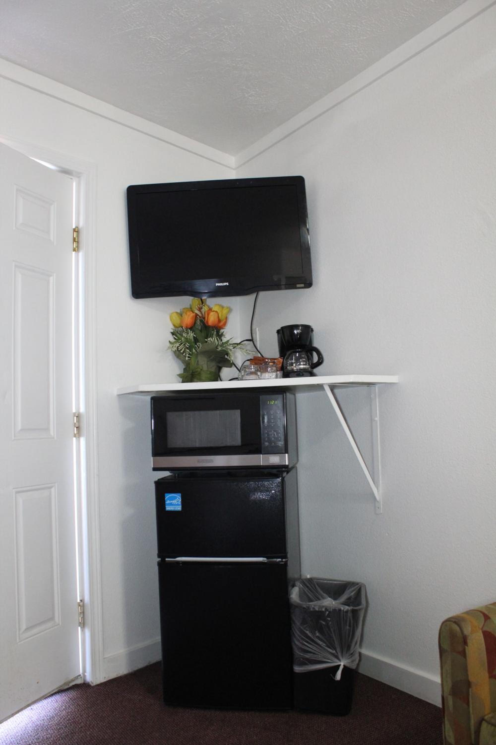 Queen Room with Two Queen Beds - Photo 7