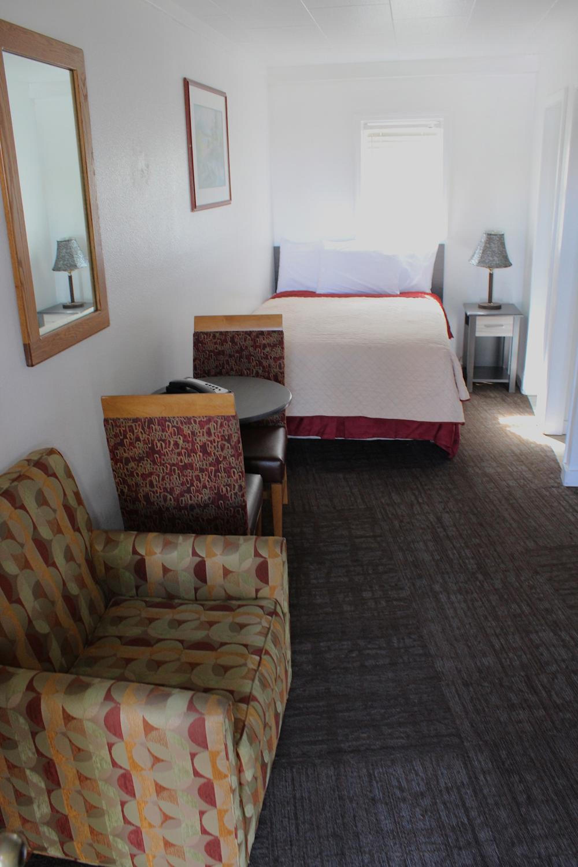 Queen Room with Two Queen Beds - Photo 5