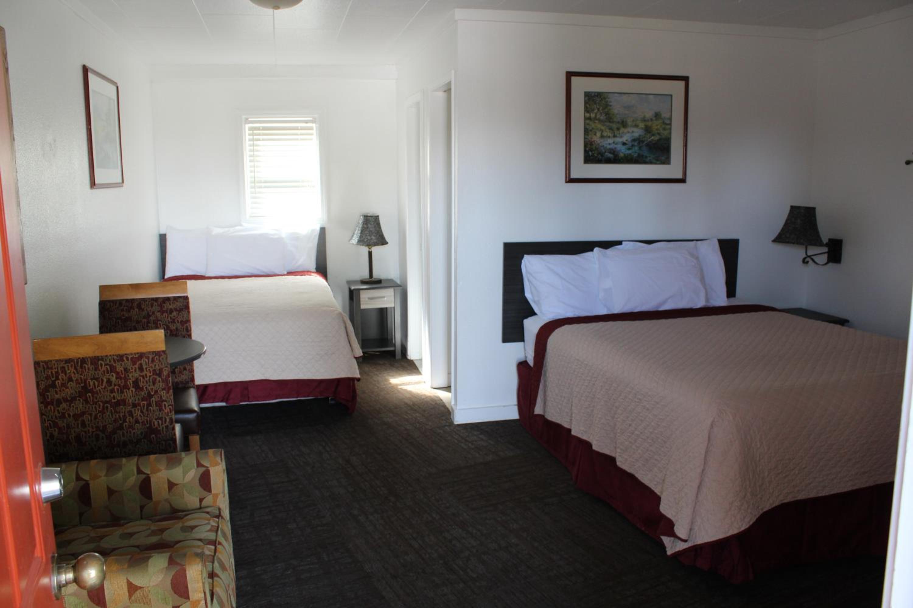 Queen Room with Two Queen Beds - Photo 3