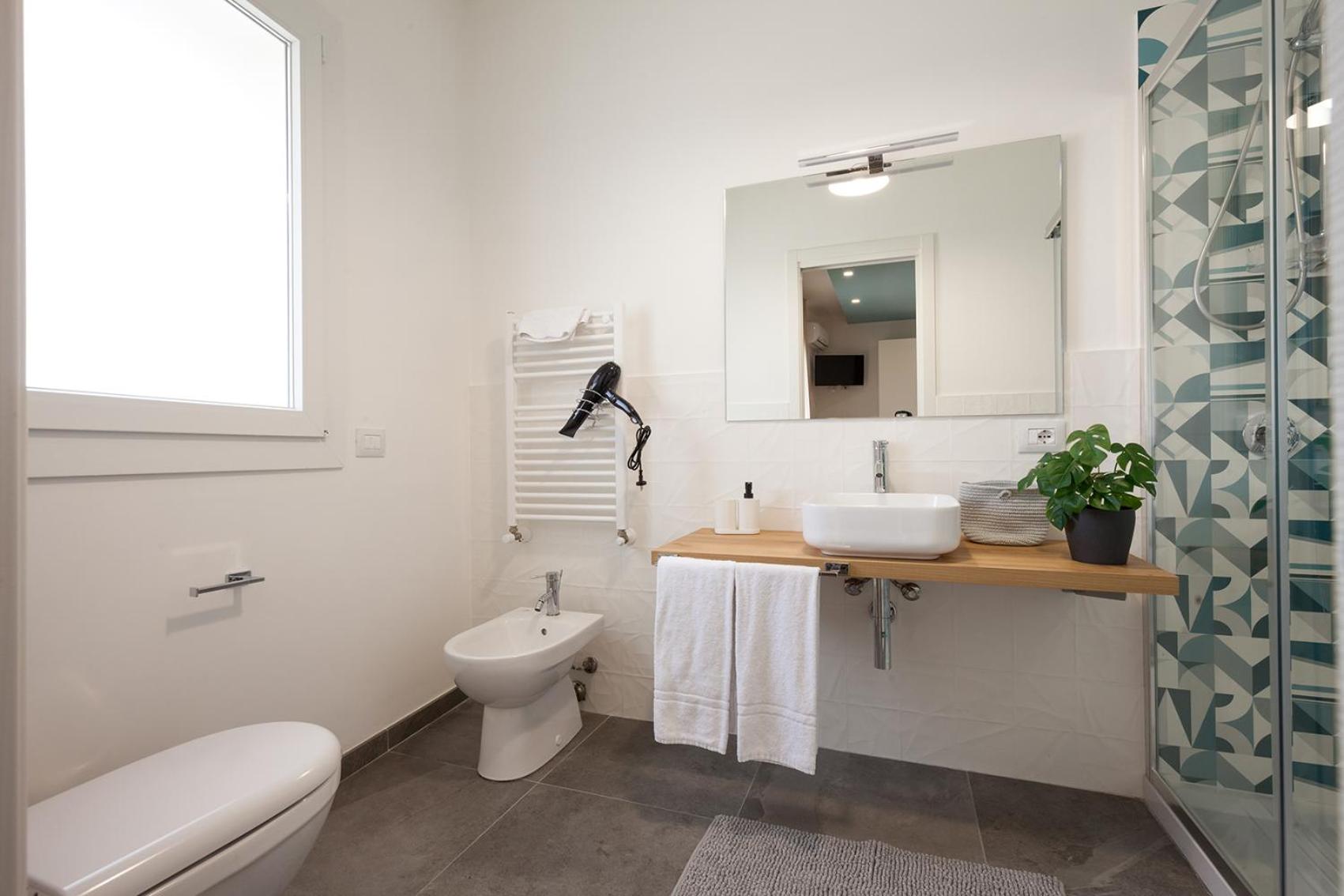 Large Double Room - Photo 6