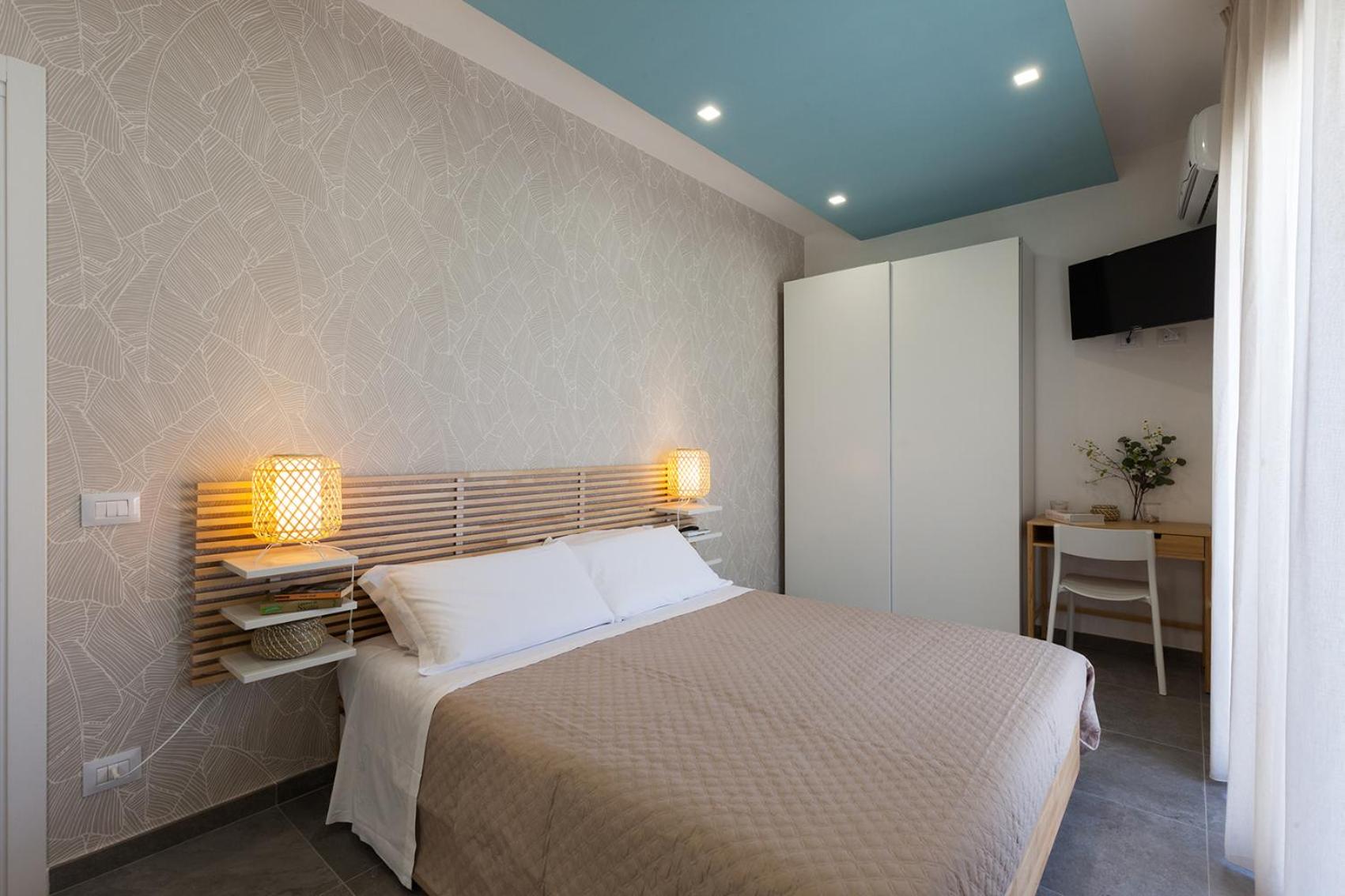 Large Double Room - Photo 7