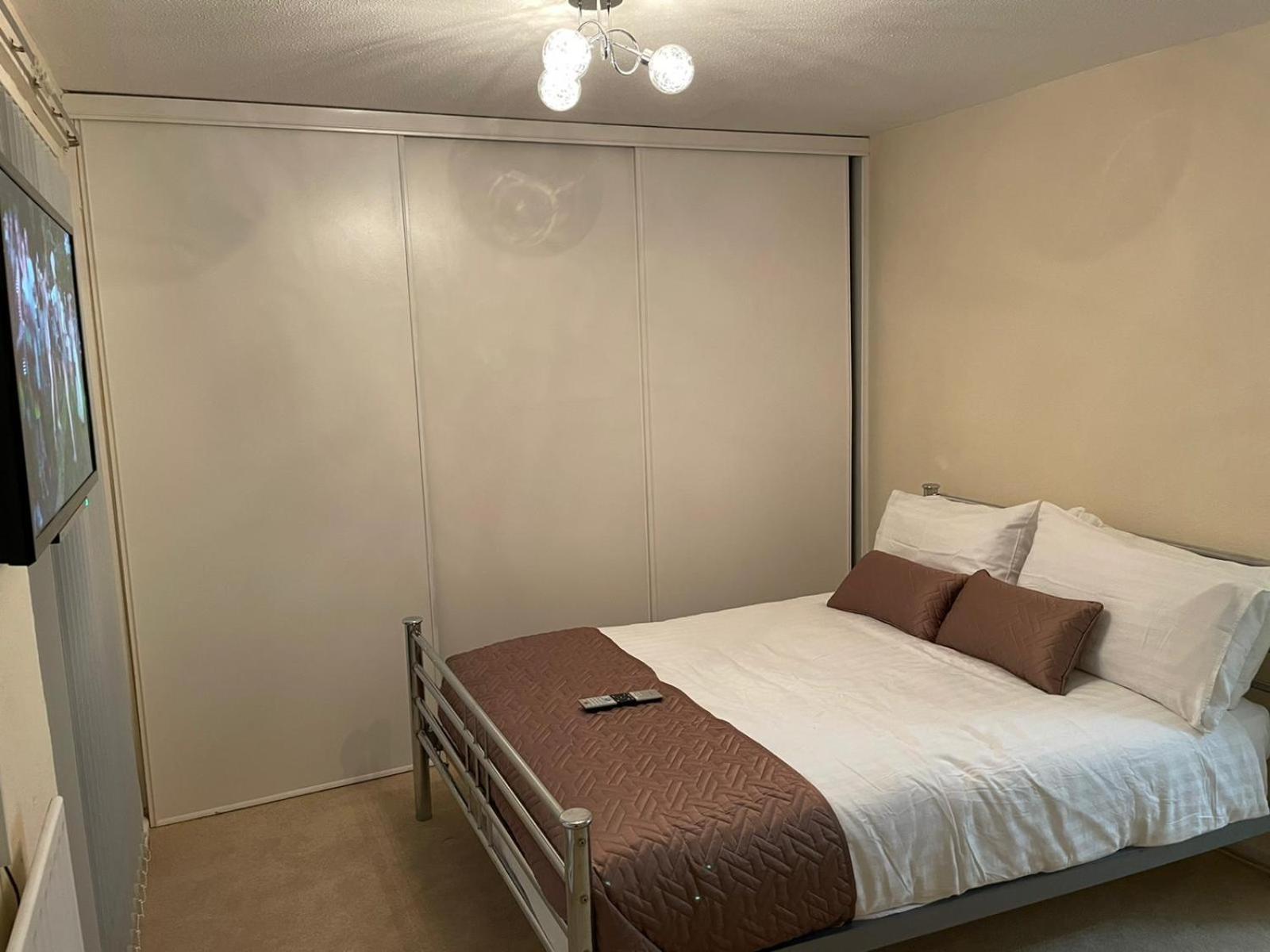 Three-Bedroom House - Photo 8