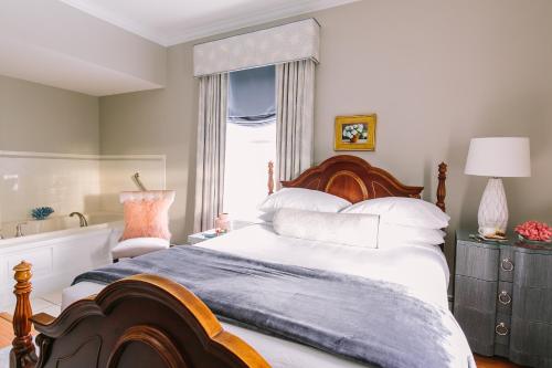 Queen Room photo 2