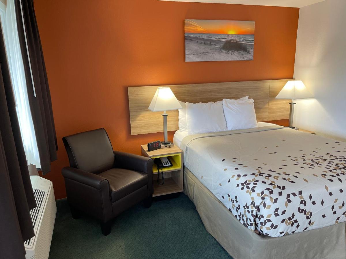1 Queen Bed - Non-Smoking photo 2