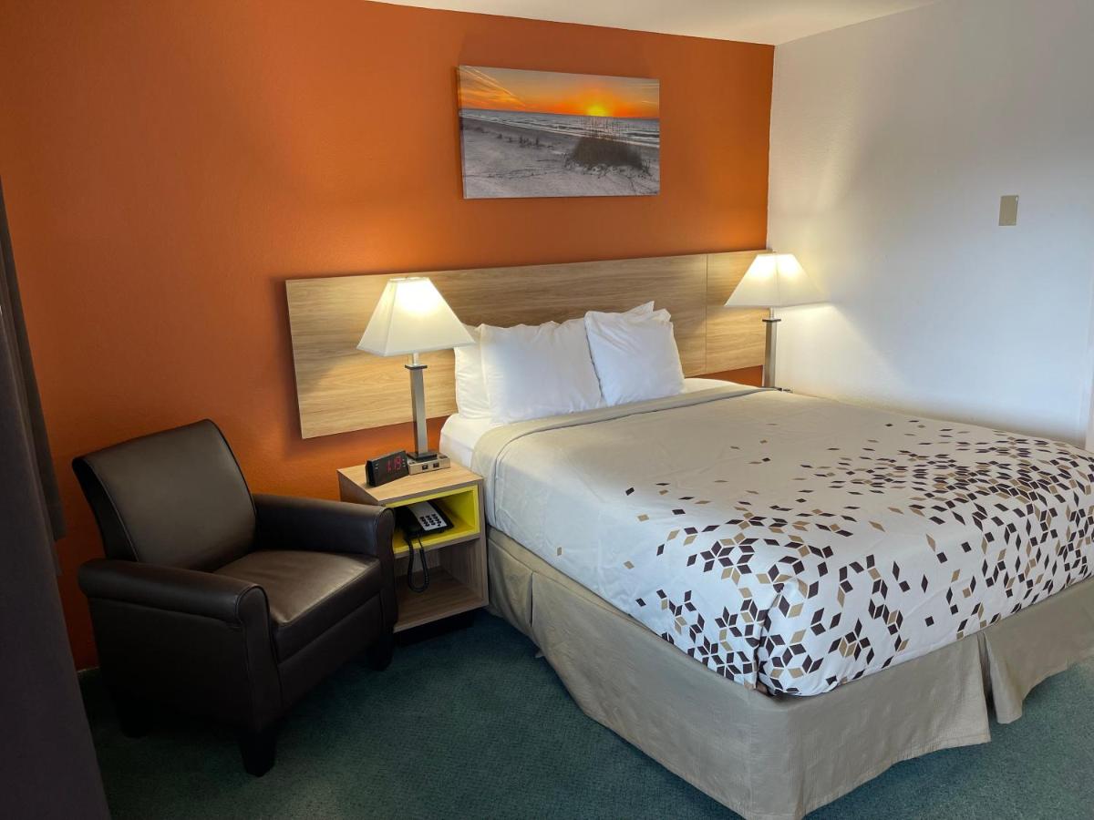 1 Queen Bed - Non-Smoking photo 1