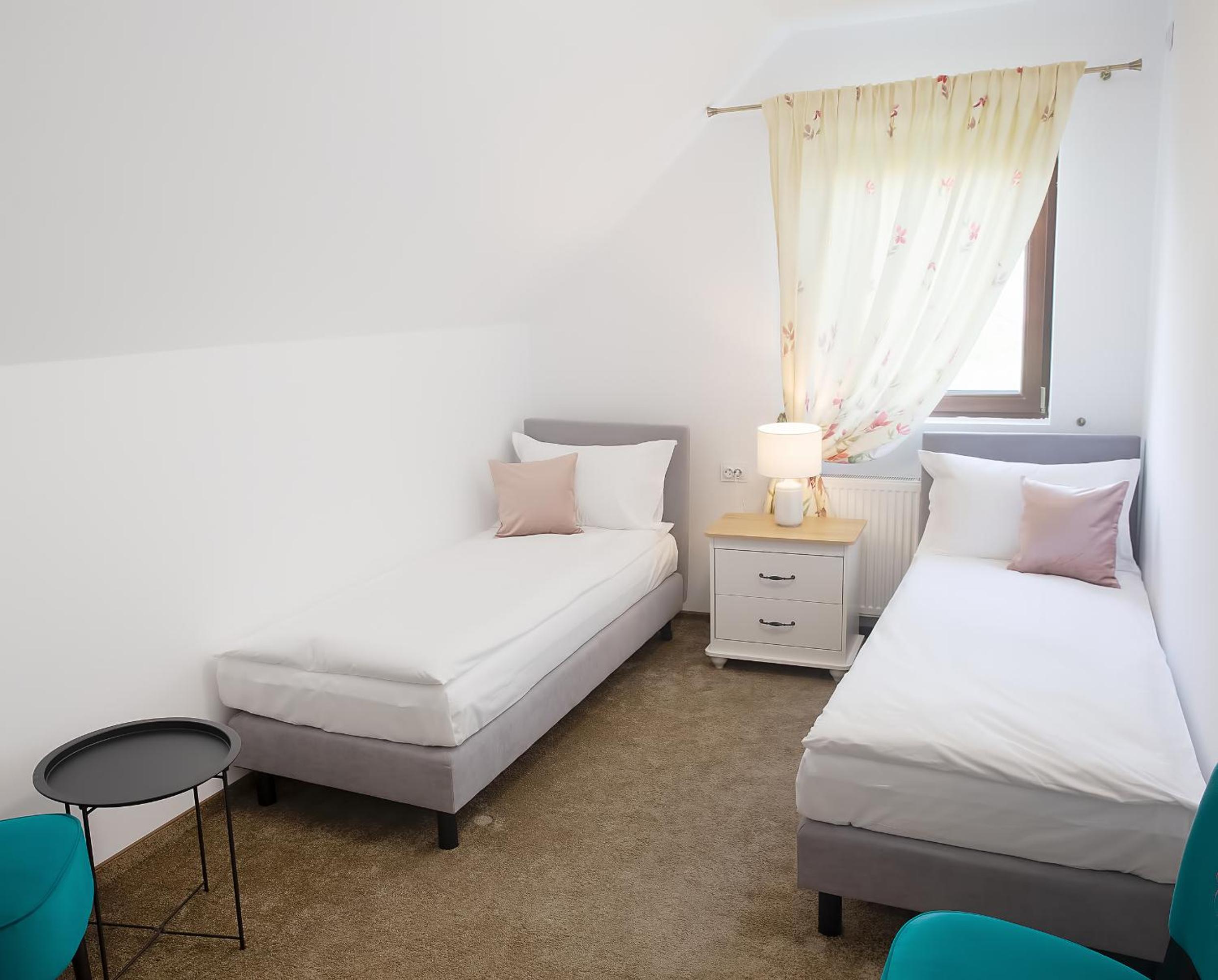 Standard Twin Room - Photo 1