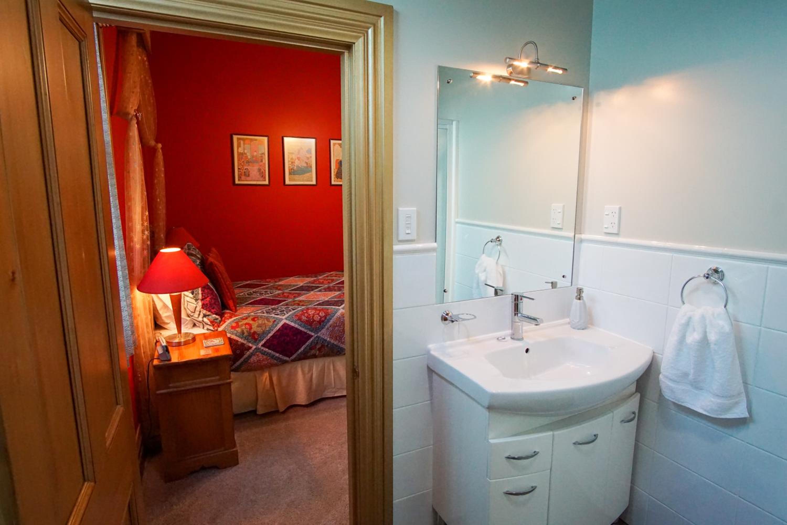 Deluxe Double Room with Shower photo 3