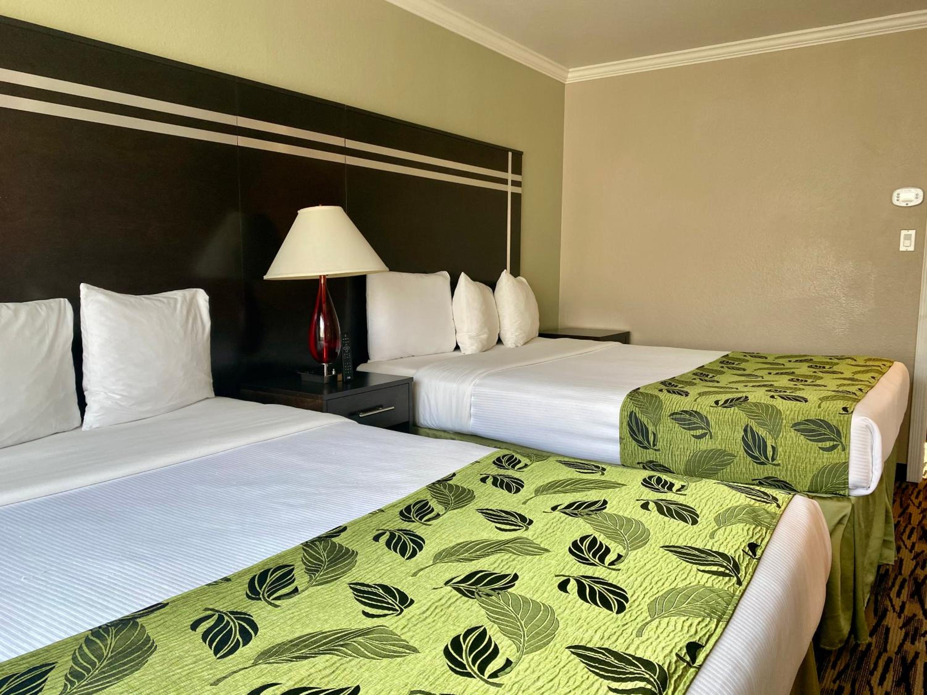 Standard Queen Room with Two Queen Beds photo 3