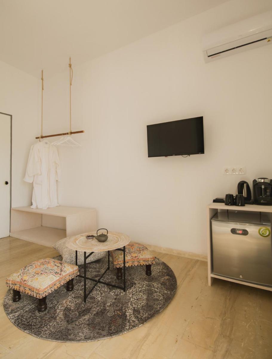 Double or Twin Room with Pool View photo 2