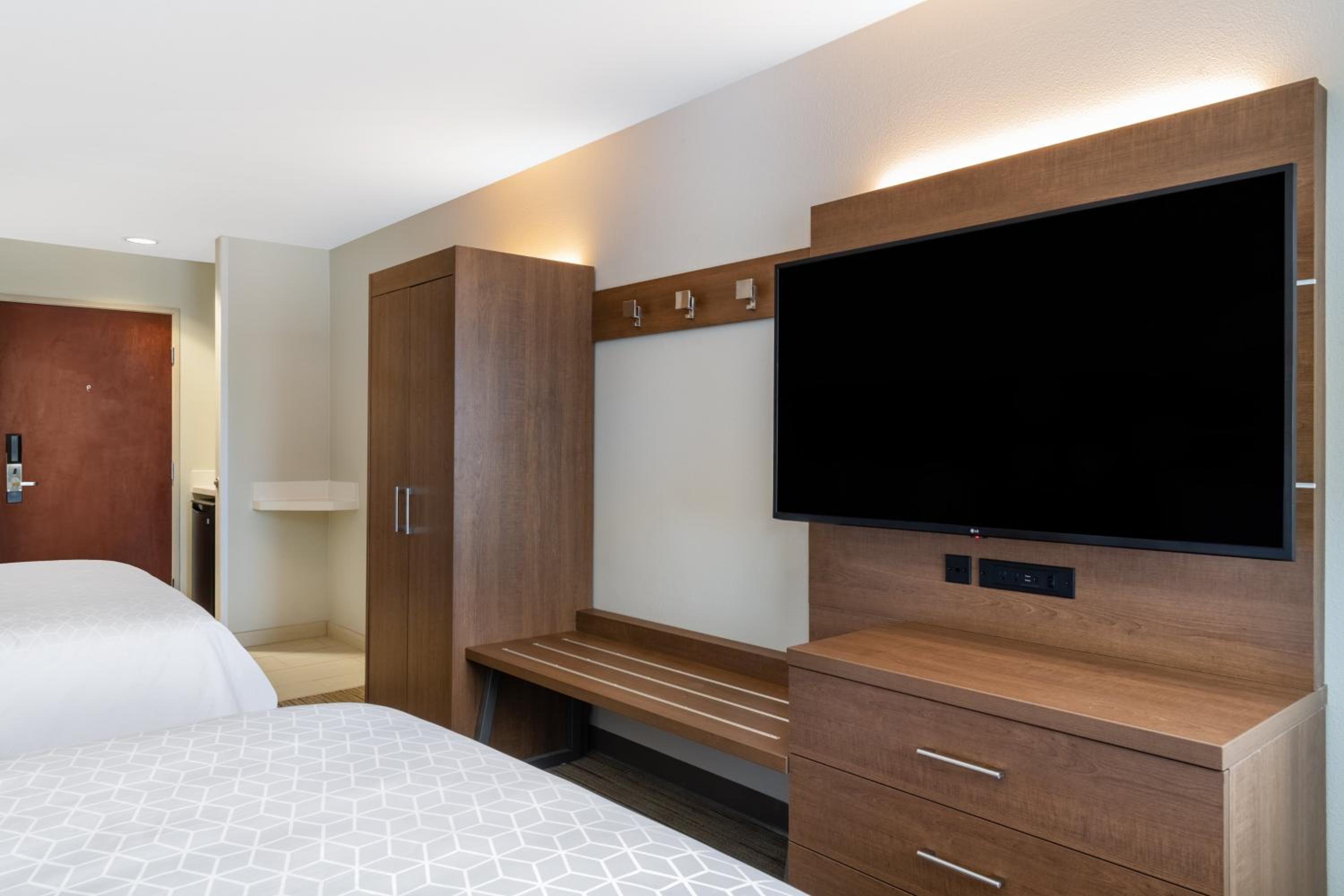 Standard Queen Room with Two Queen Beds - Photo 3