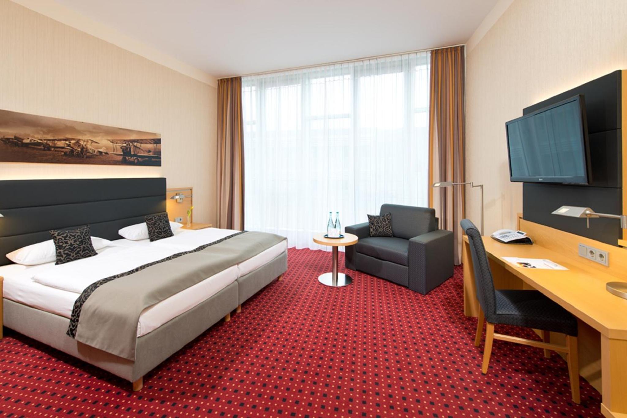 Executive Double Room thumbnail 5
