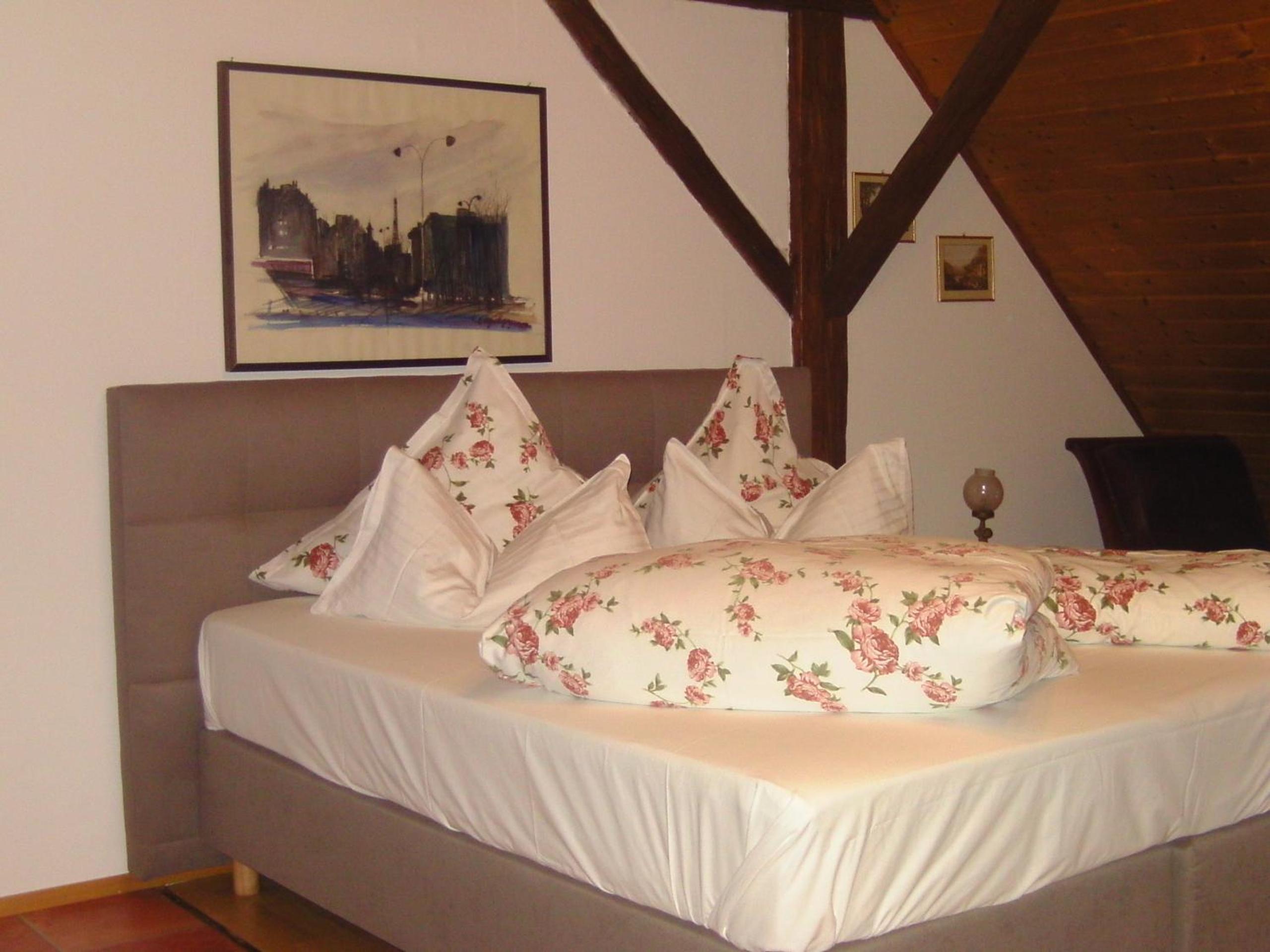 Large Twin Room - Photo 1