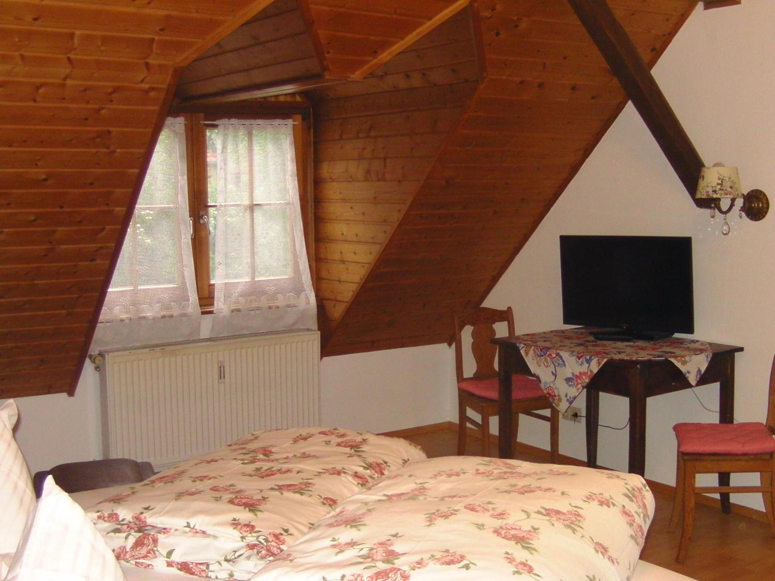 Large Twin Room - Photo 4
