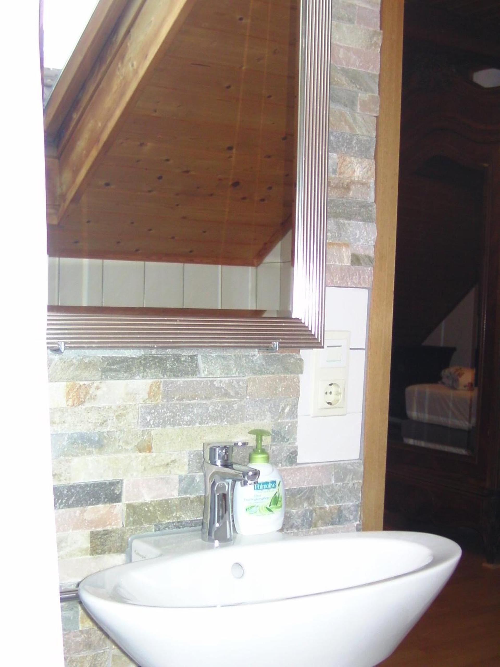Large Twin Room - Photo 3