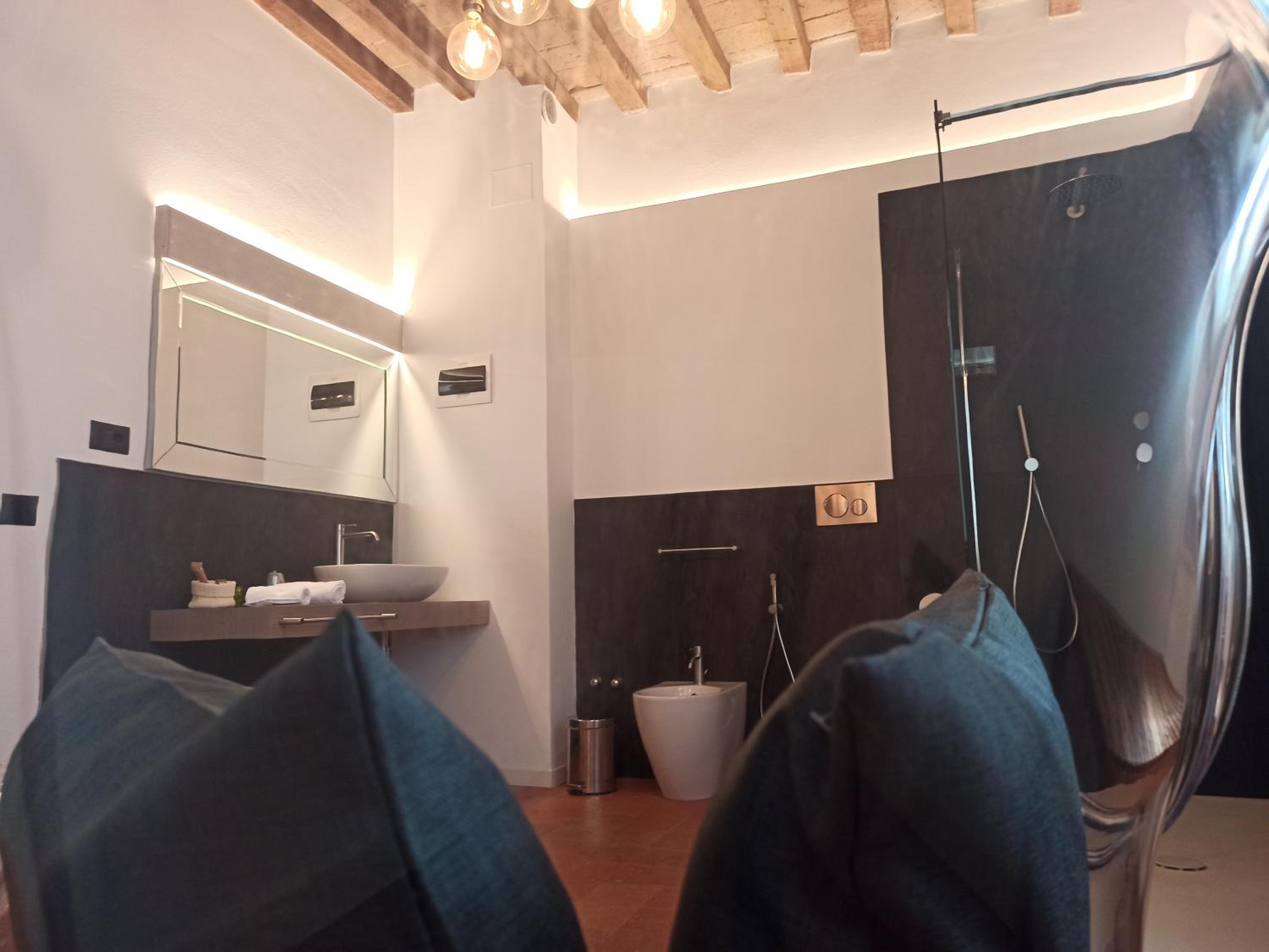 Suite - Photo 16