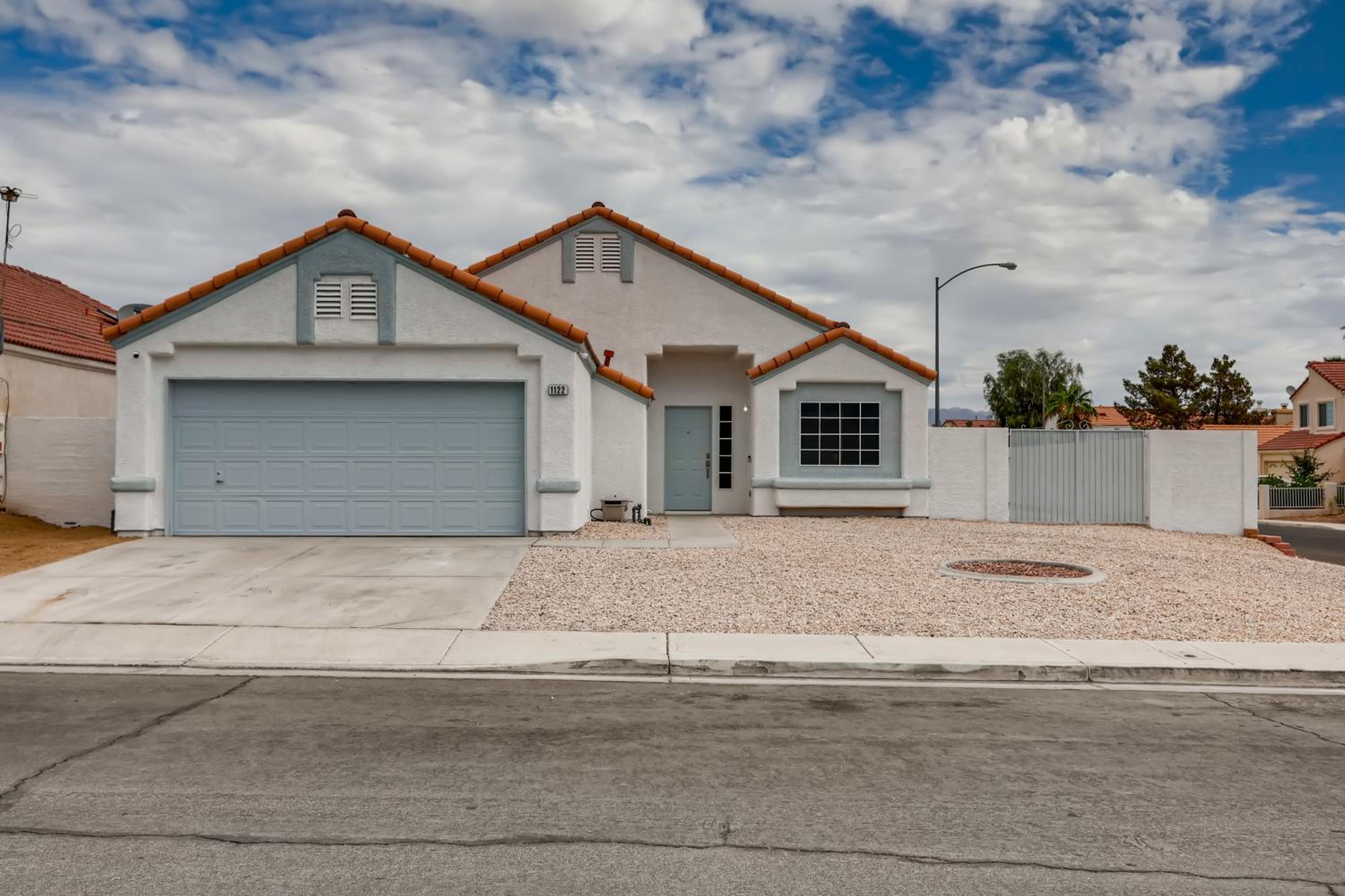 Three-Bedroom House - Photo 2