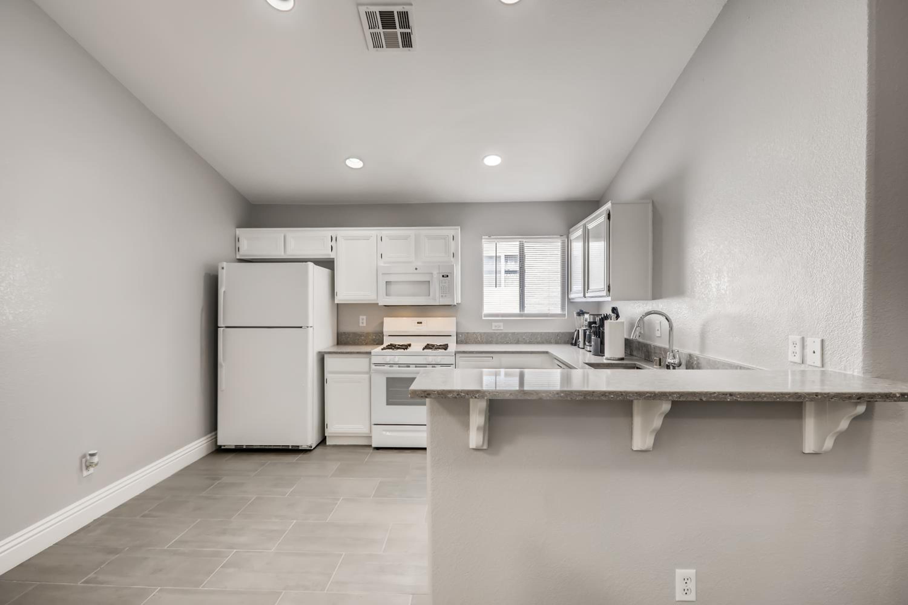 Three-Bedroom House - Photo 3