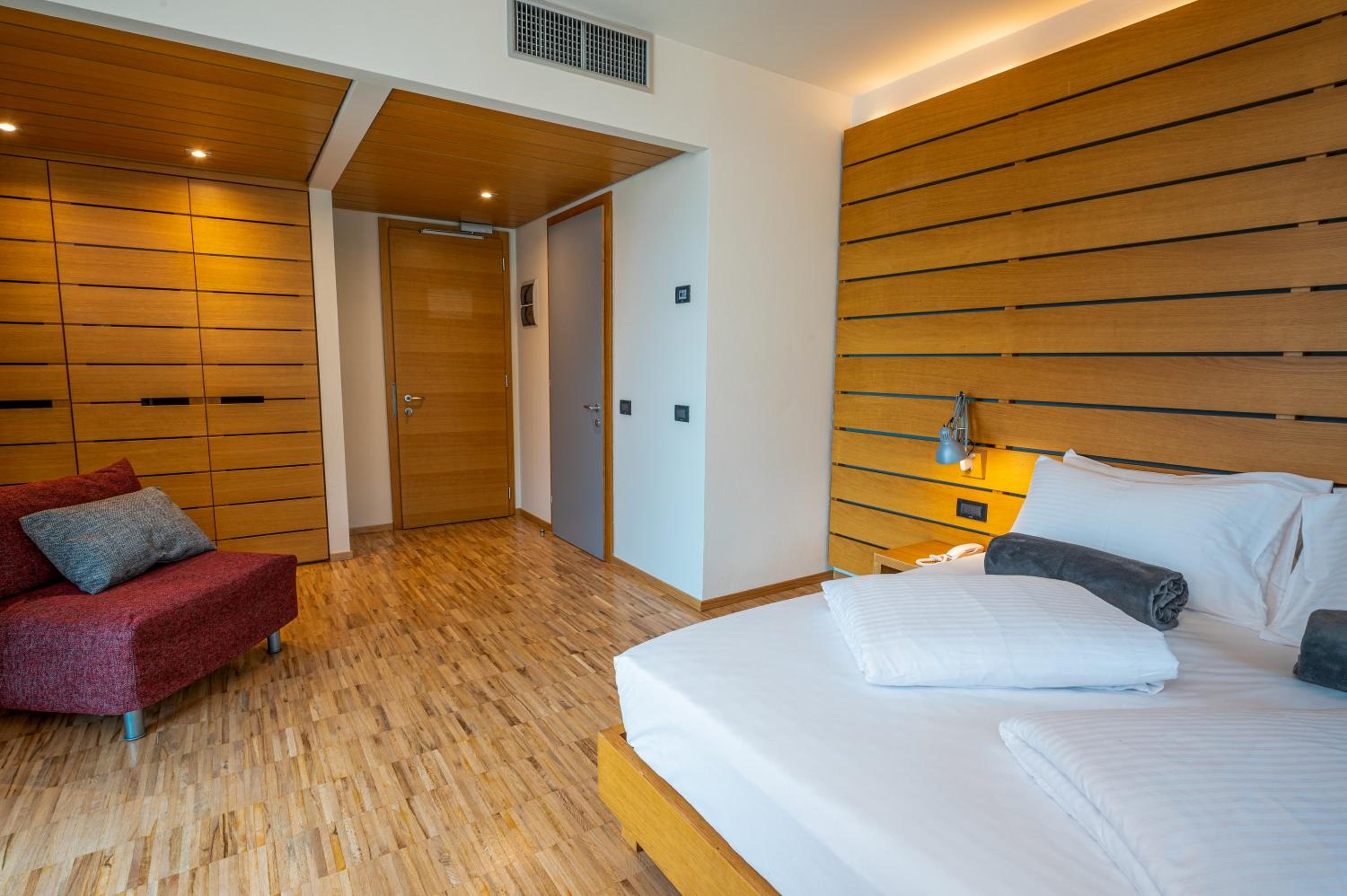 Premium Panorama Room with Lake View - Photo 16