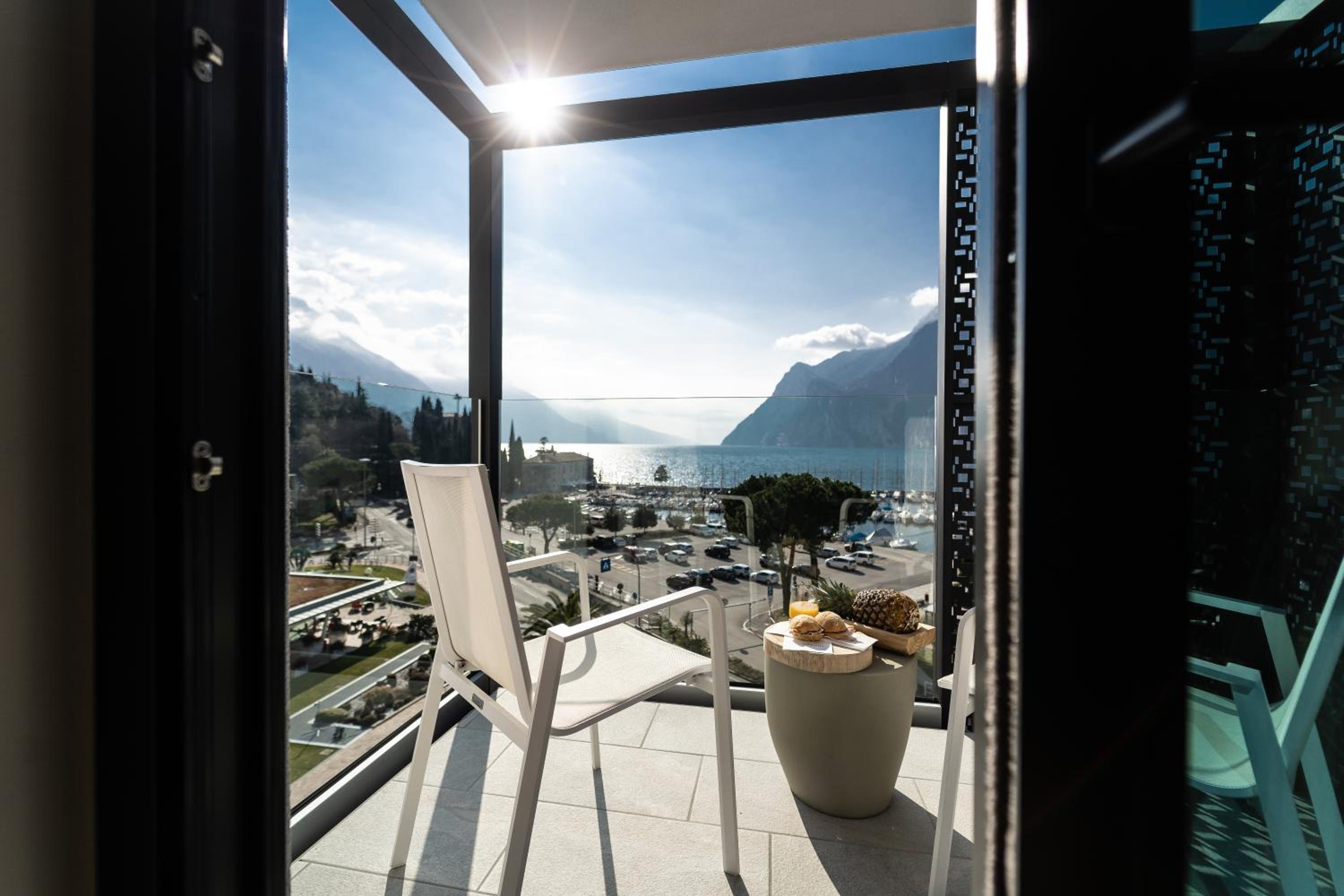 Premium Panorama Room with Lake View - Photo 9