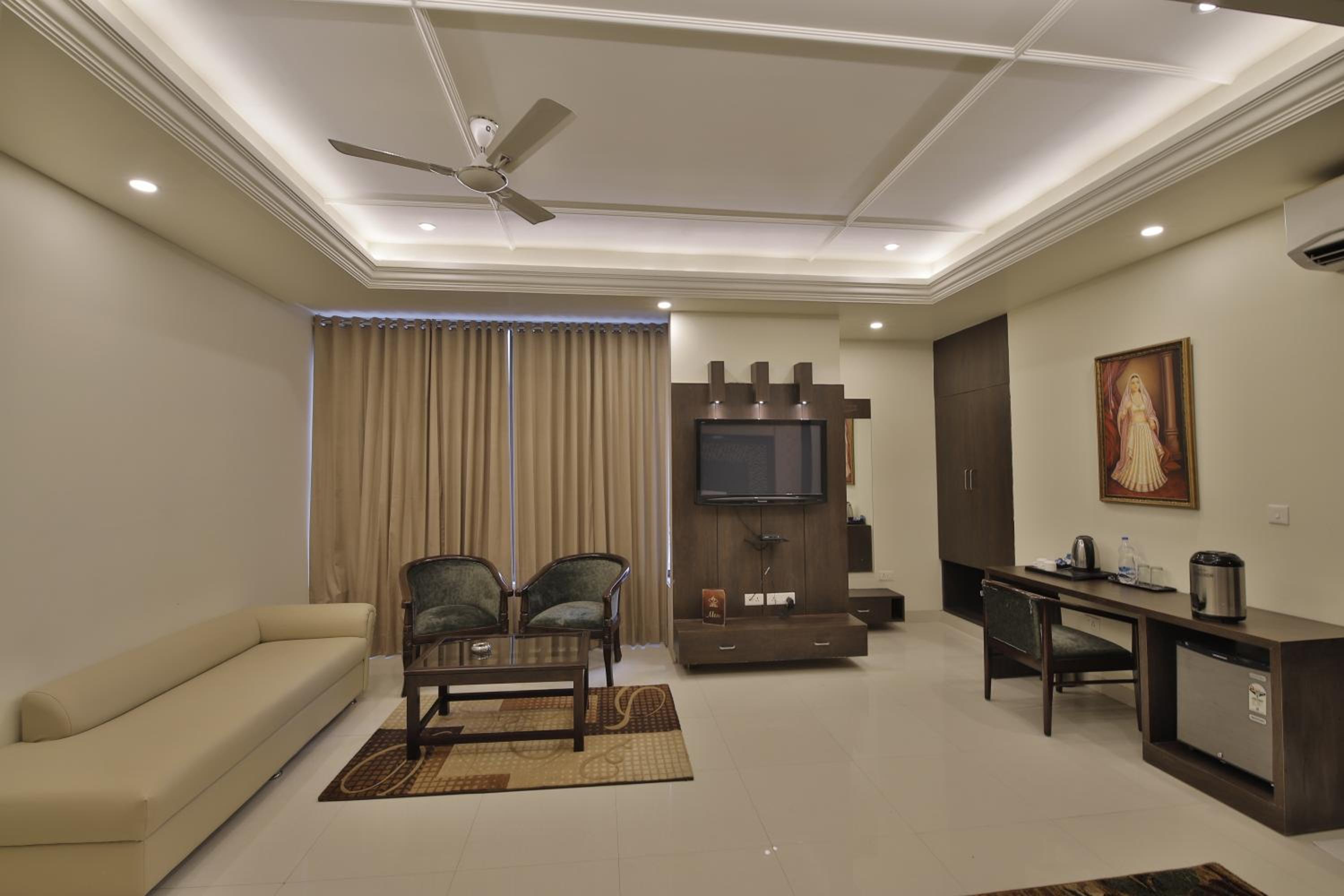 Deluxe King Room - Photo 4