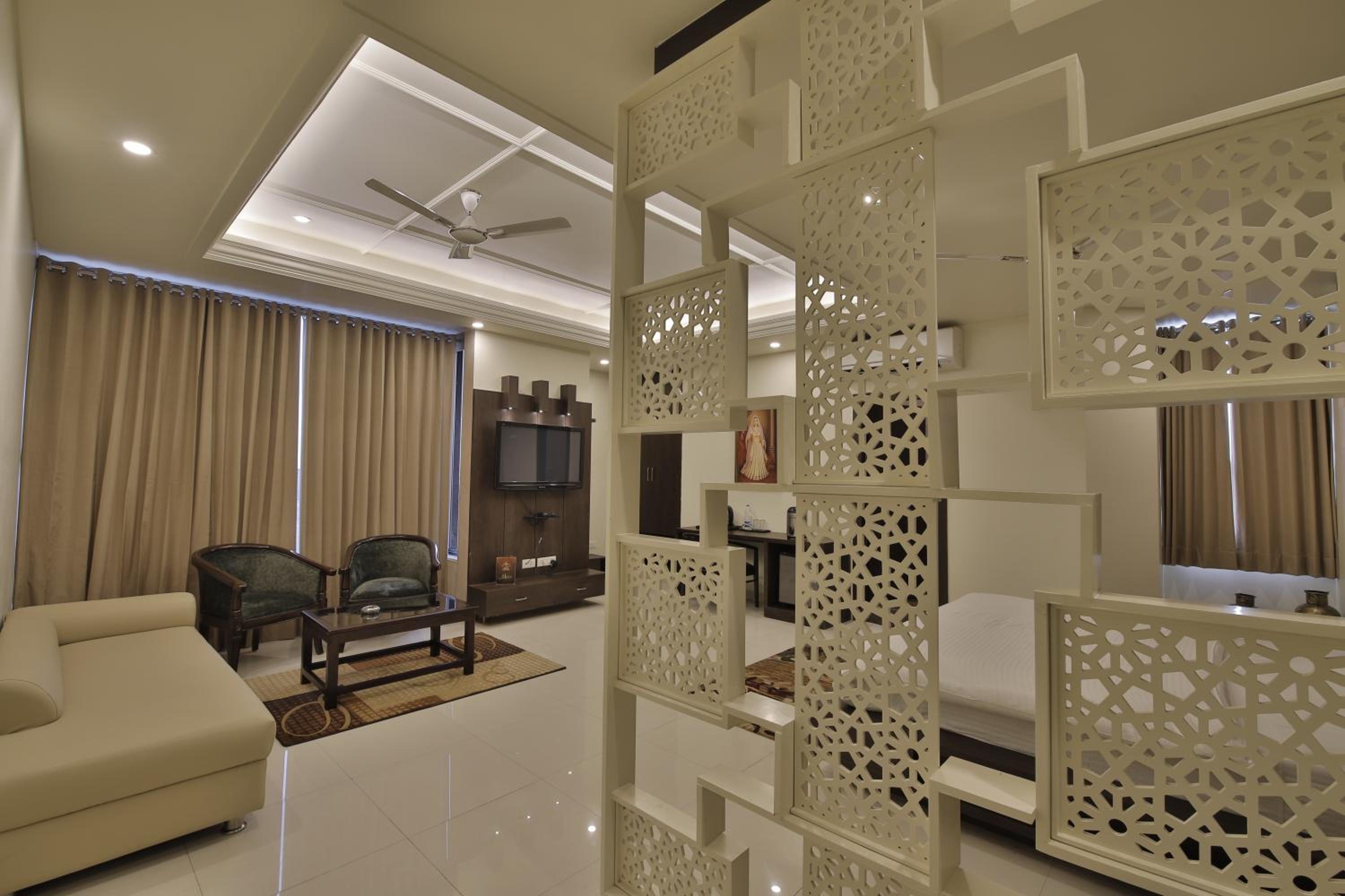 Deluxe King Room - Photo 2