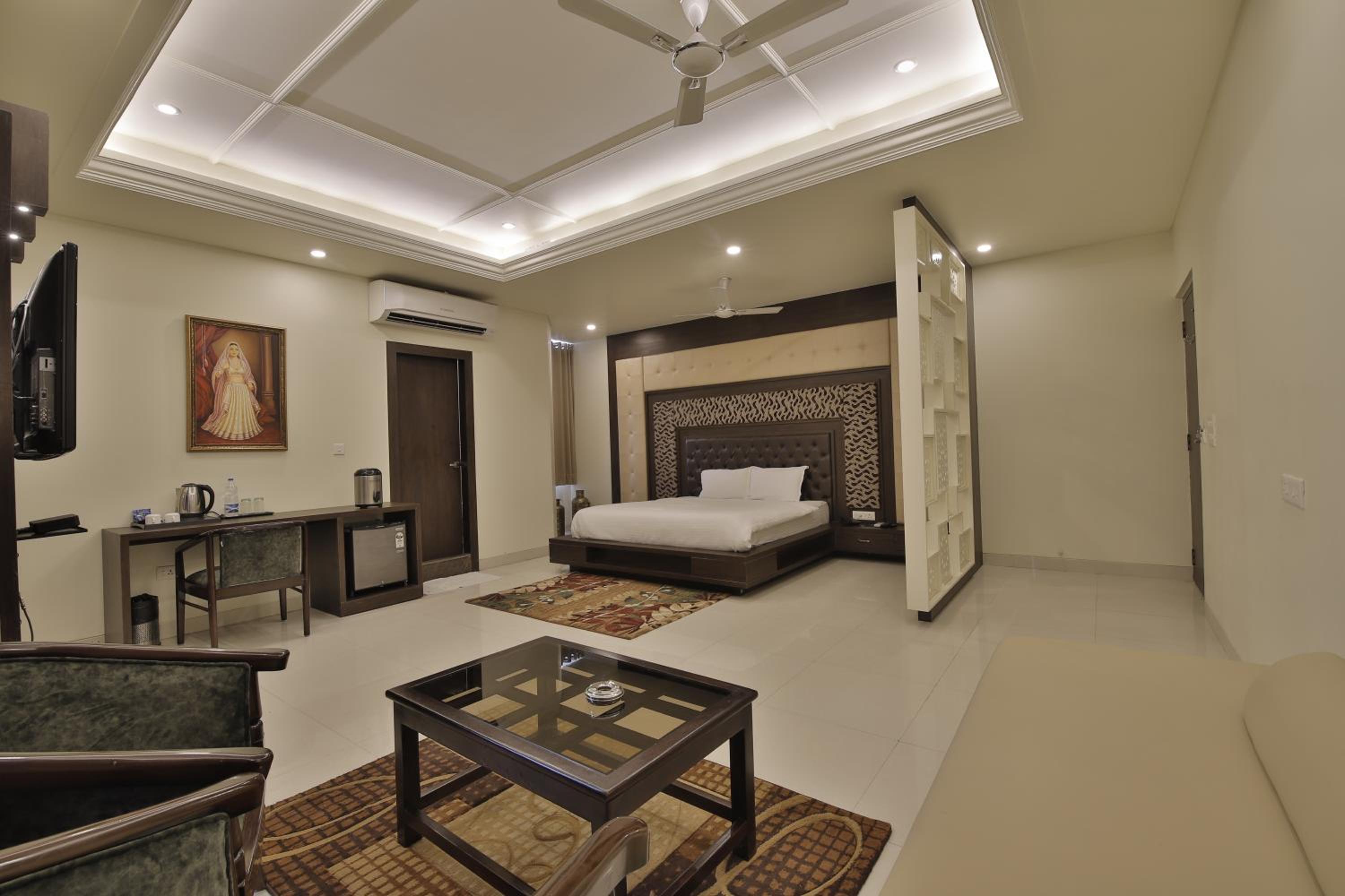 Deluxe King Room - Photo 3