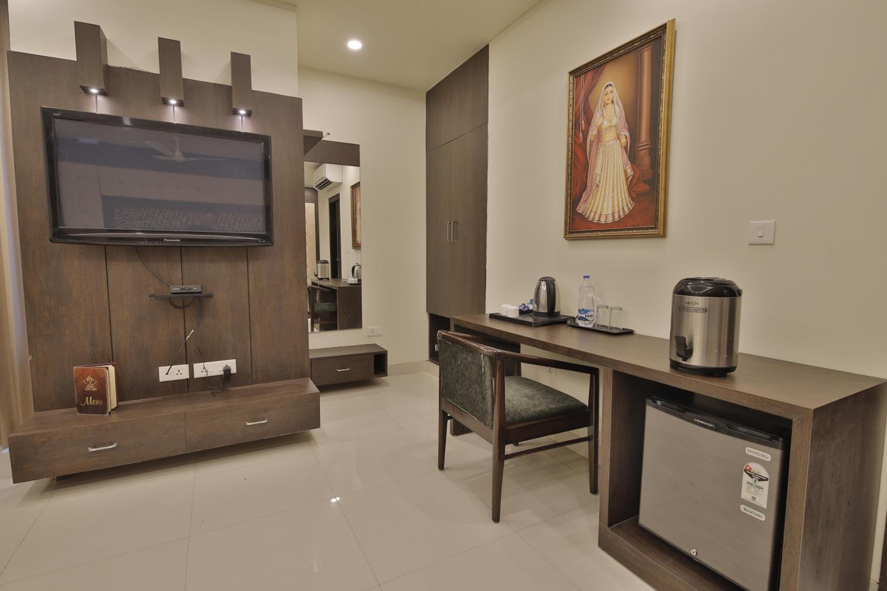 Deluxe King Room - Photo 7