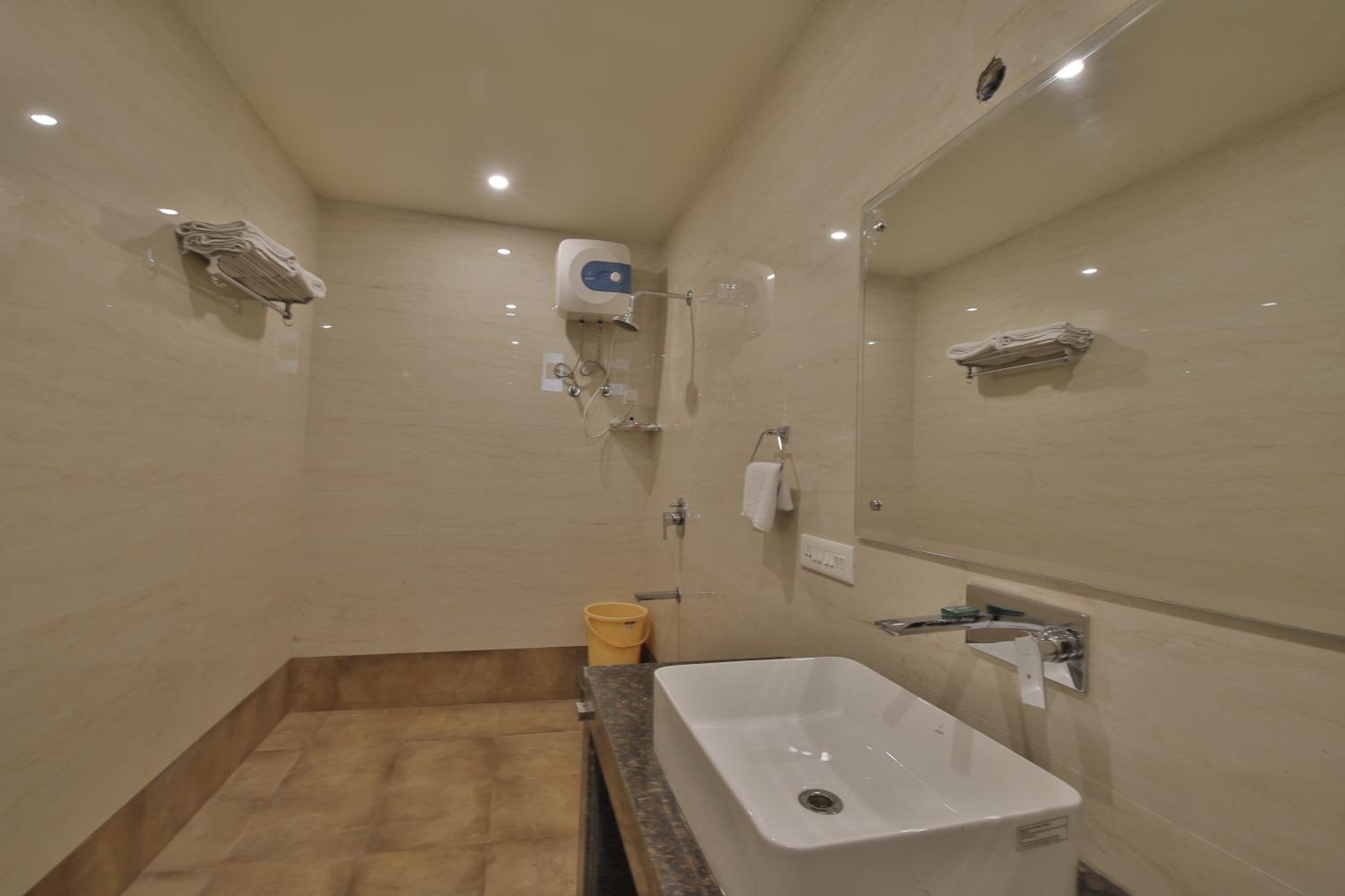 Deluxe King Room - Photo 6