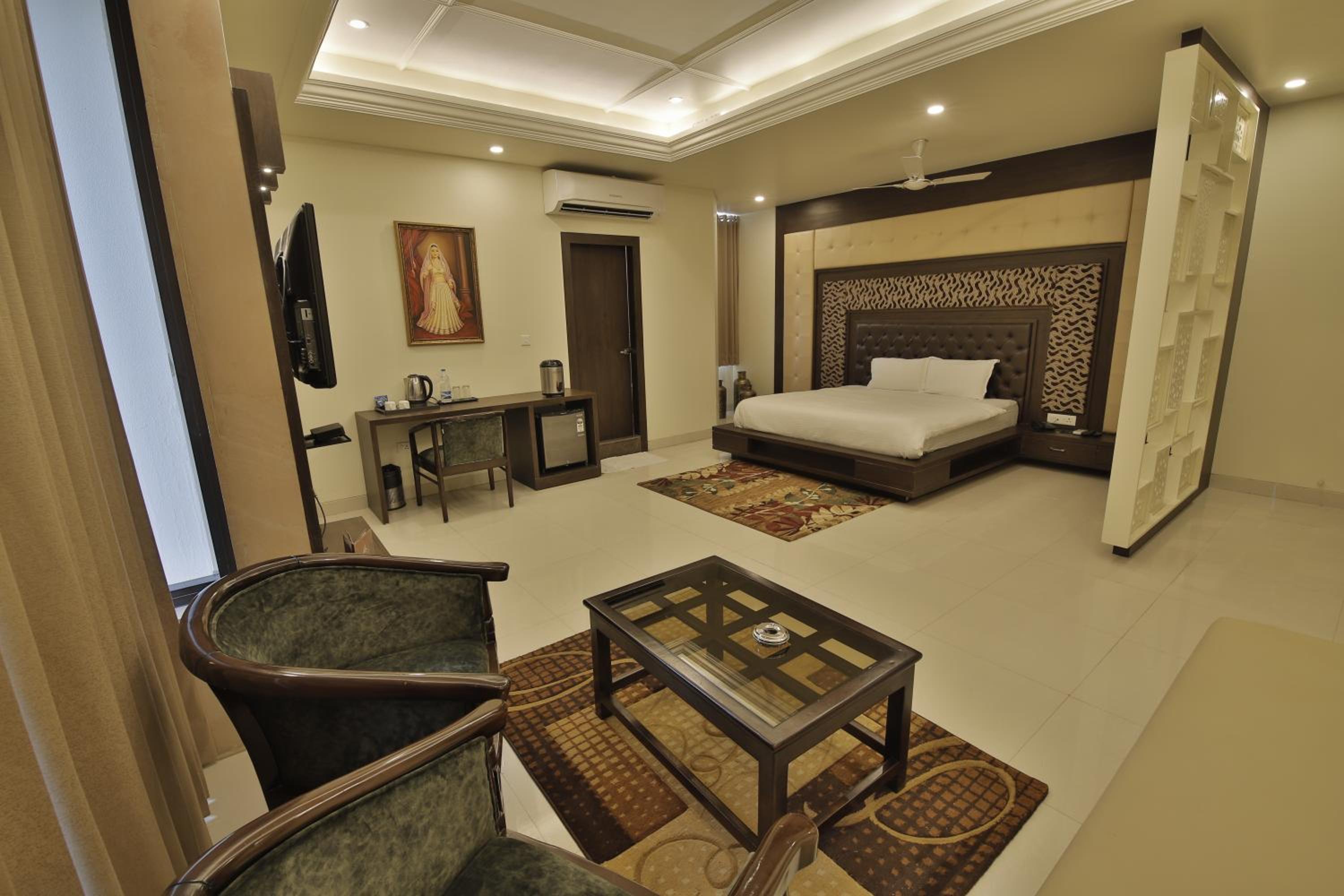 Deluxe King Room - Photo 1