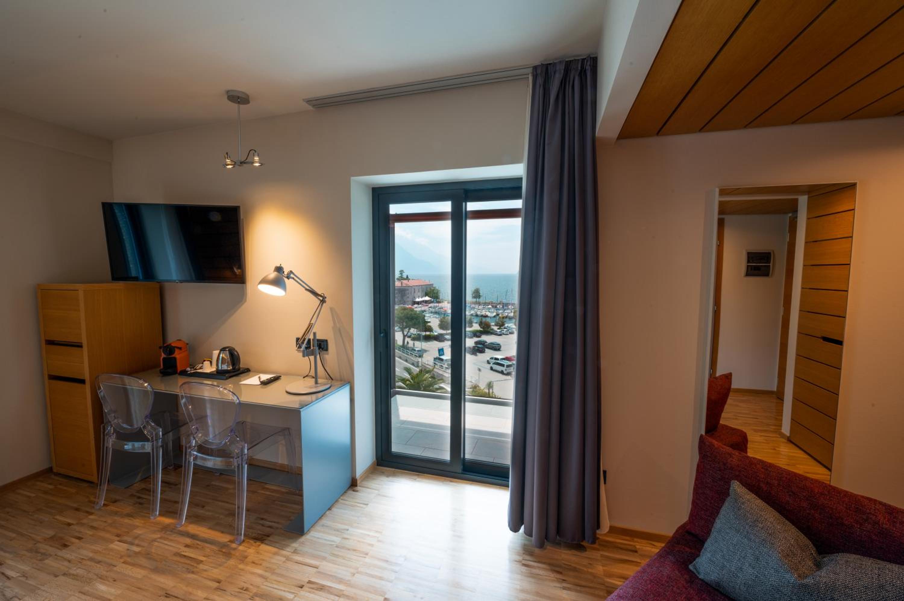 Premium Room with Lake View - Photo 9