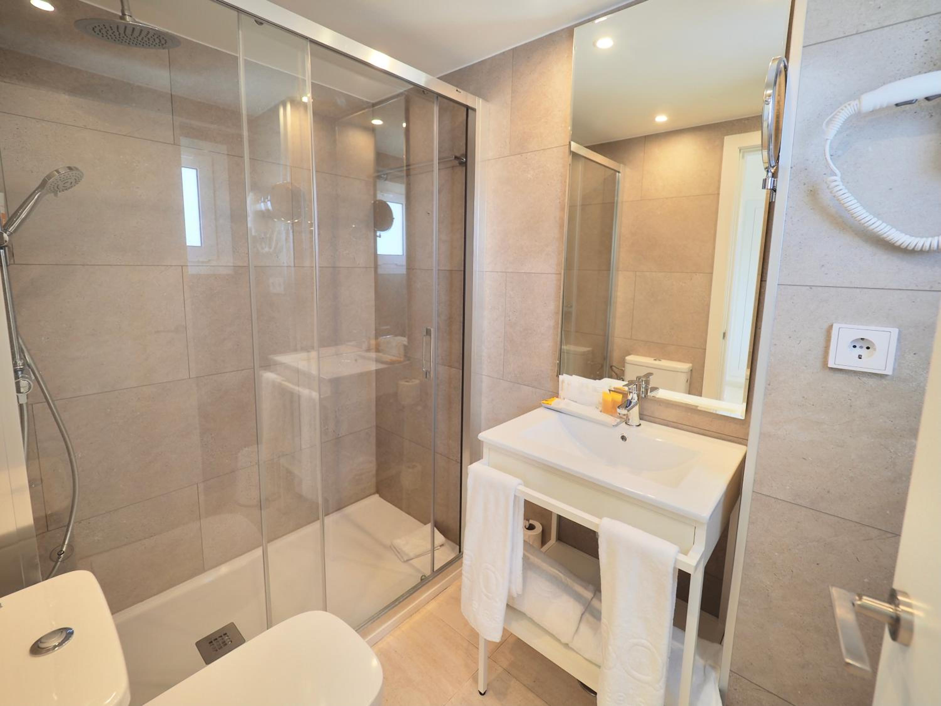 Twin Room with Pool View - Photo 4