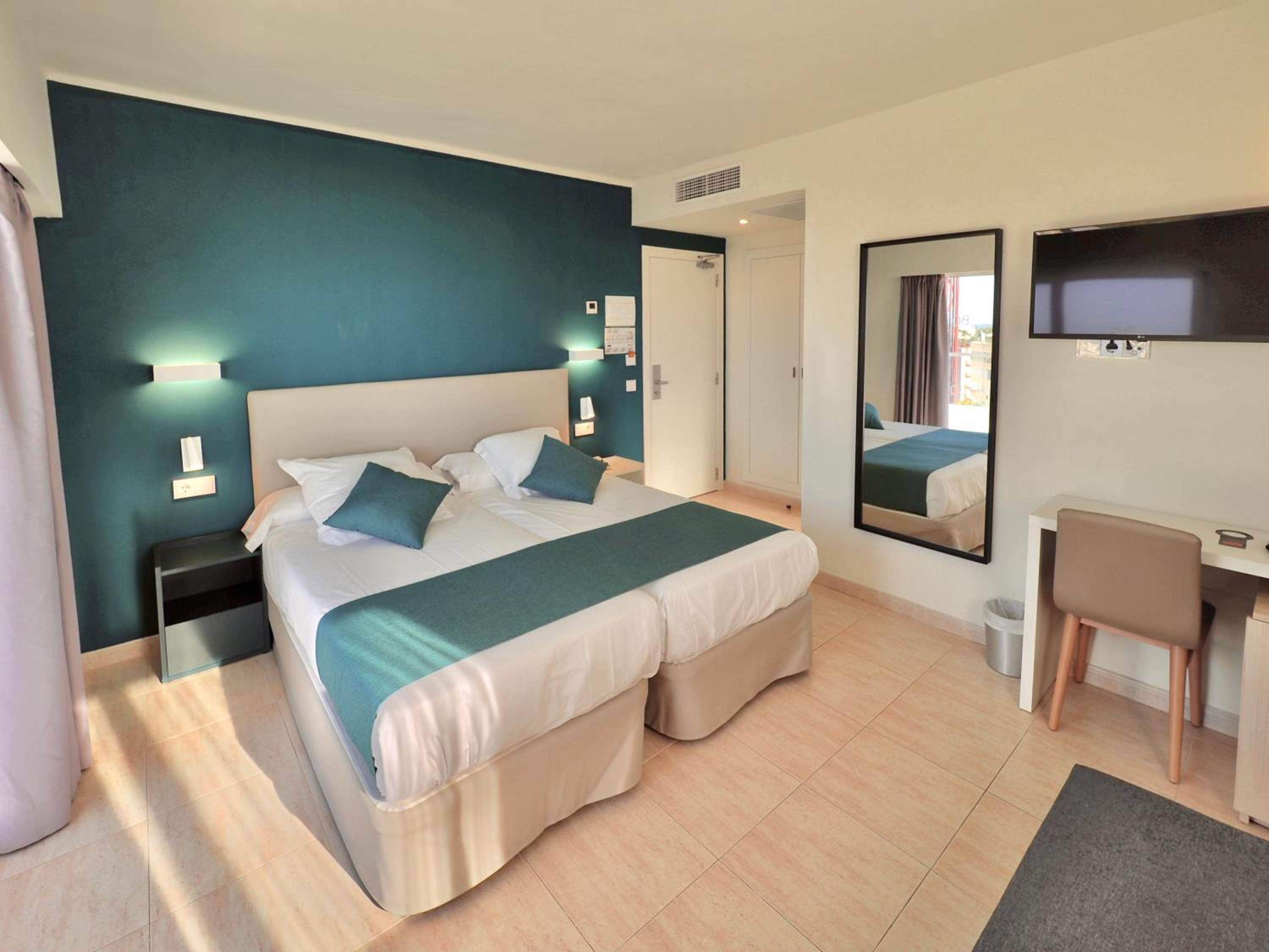 Twin Room with Pool View - Photo 2