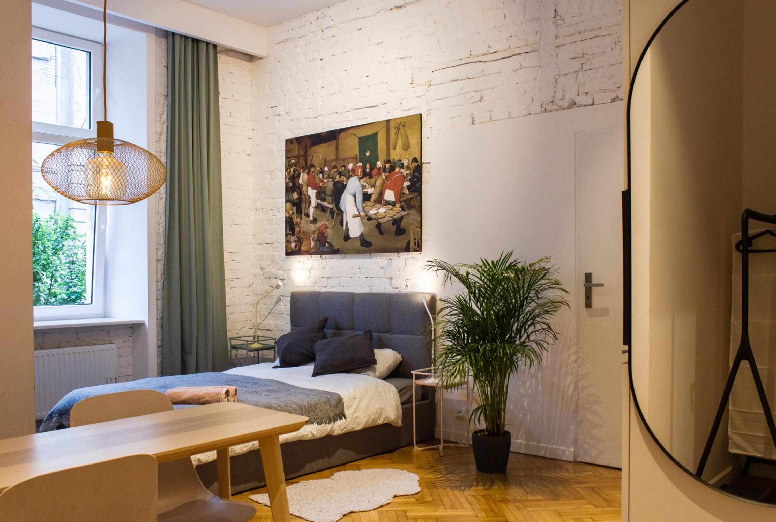 One-Bedroom Apartment - Photo 1