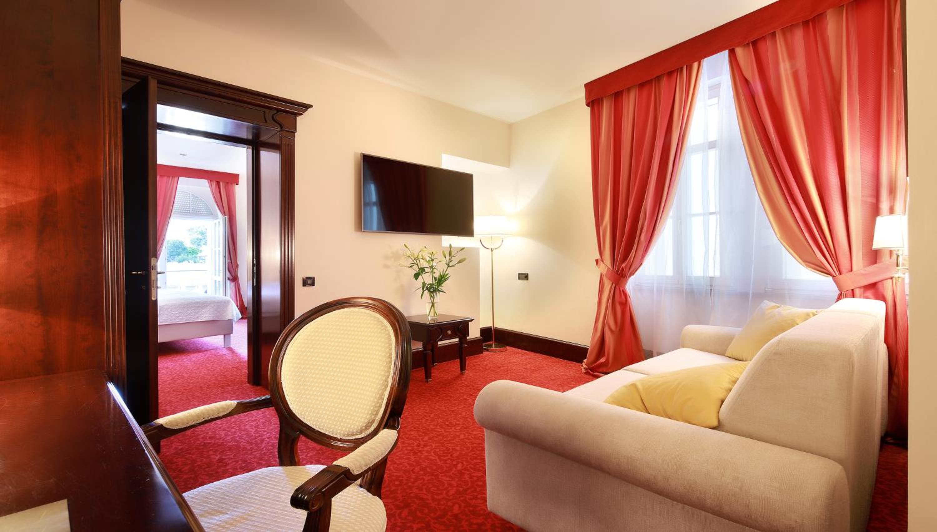 Deluxe Suite with Balcony - Photo 3
