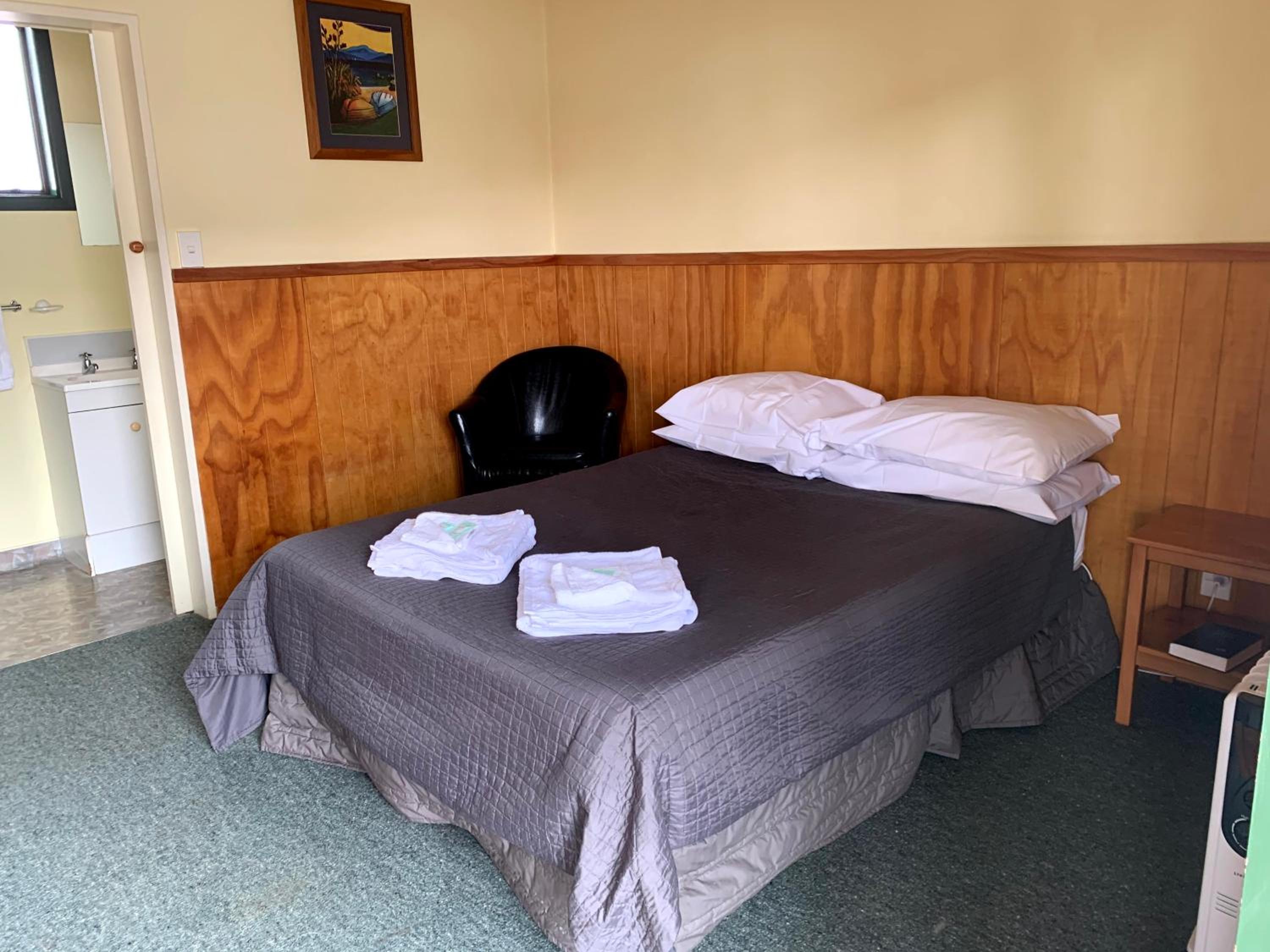 Deluxe Double Room with Shower - Photo 6
