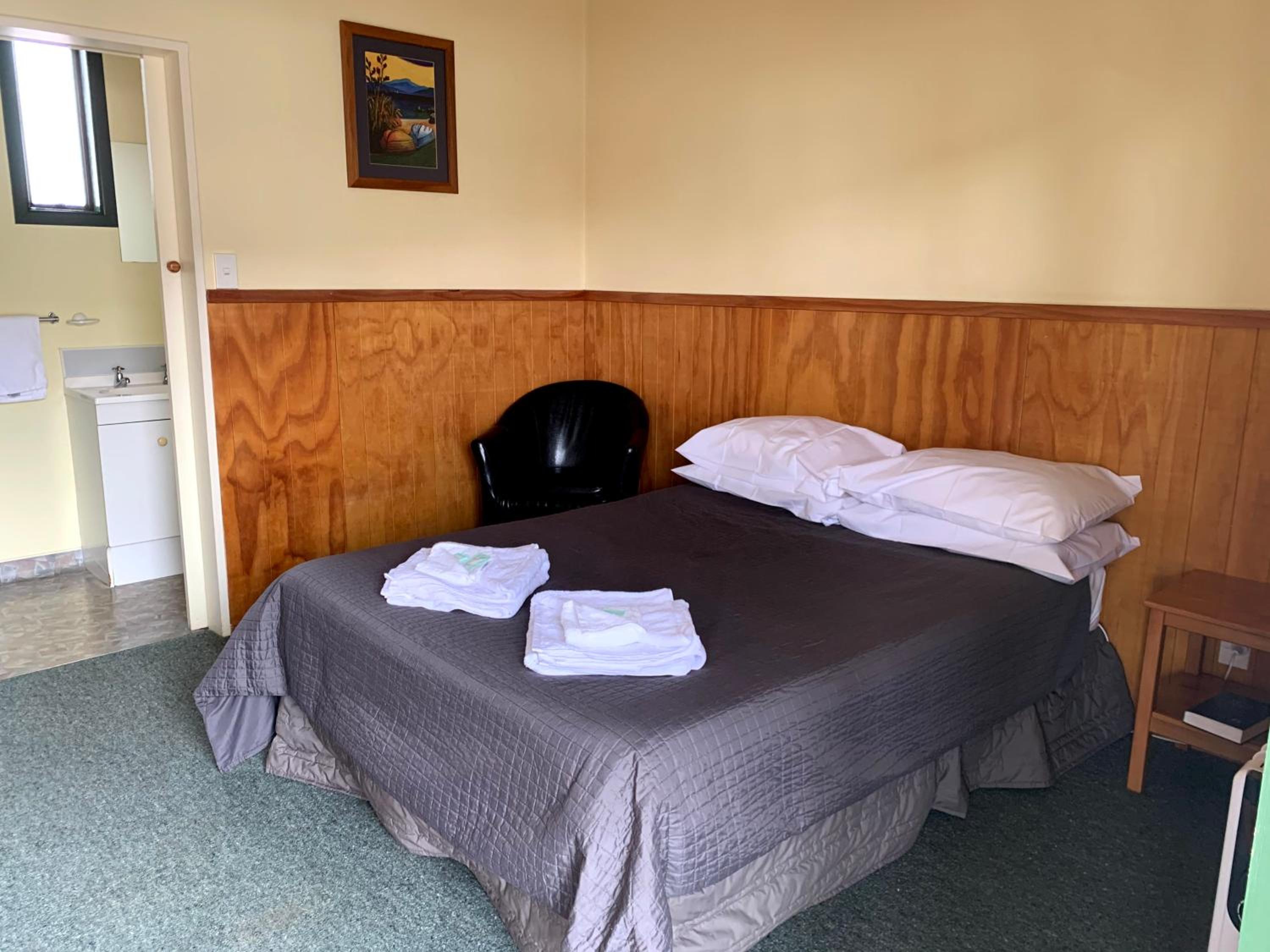Deluxe Double Room with Shower - Photo 7