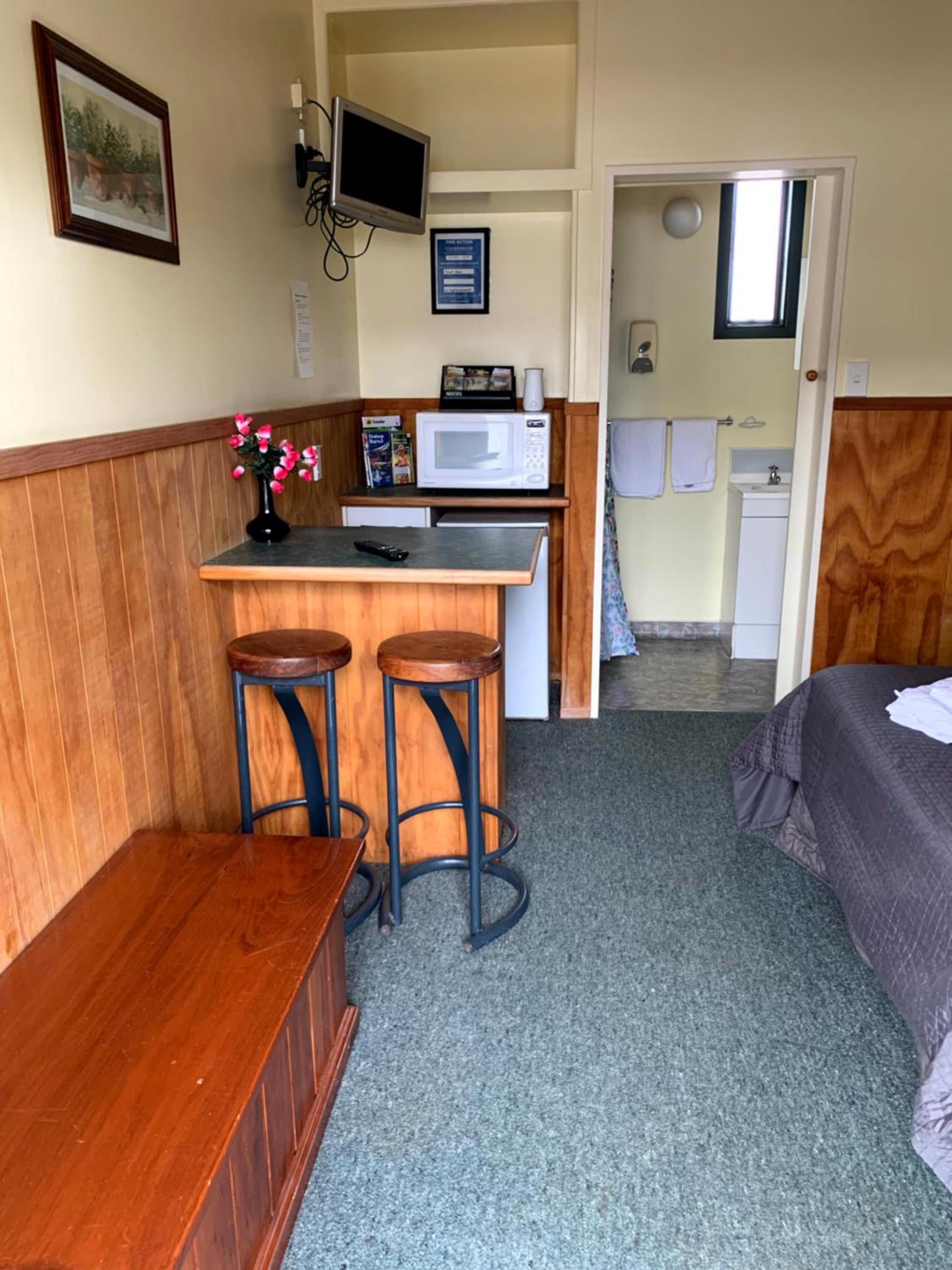 Deluxe Double Room with Shower - Photo 9