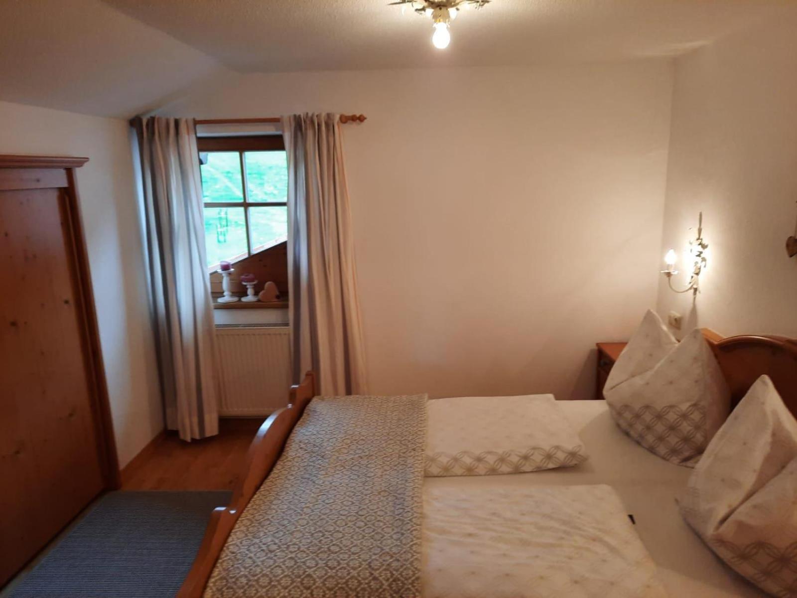 One-Bedroom Apartment with Shower photo 1