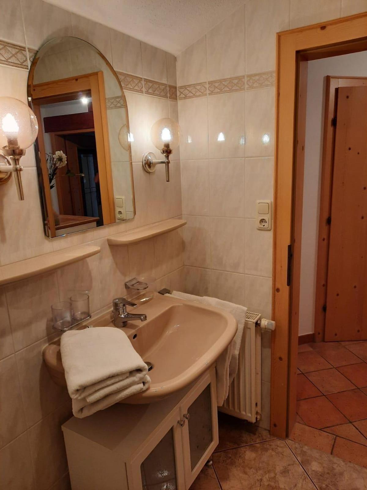 One-Bedroom Apartment with Shower photo 3