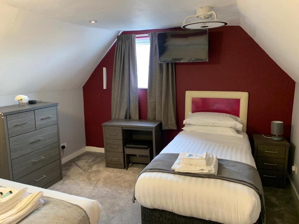 Large Twin Room - Photo 1