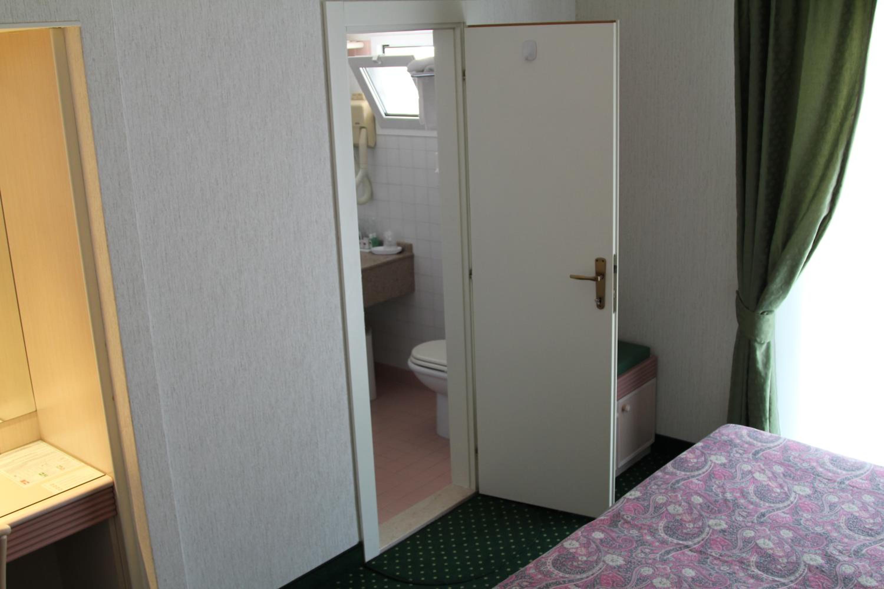 Double Room with Balcony and Partial Sea View - Photo 4