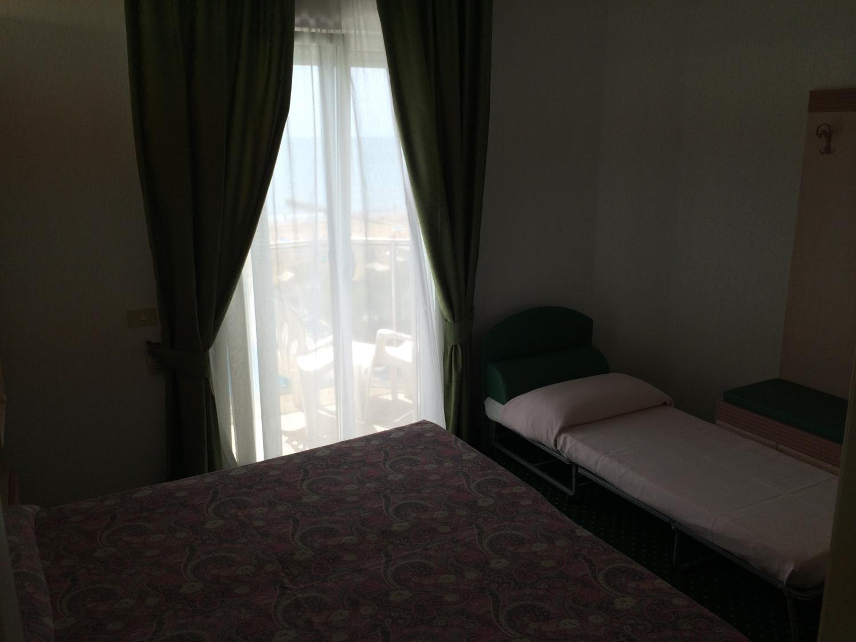 Triple Room with Balcony and Partial Sea View