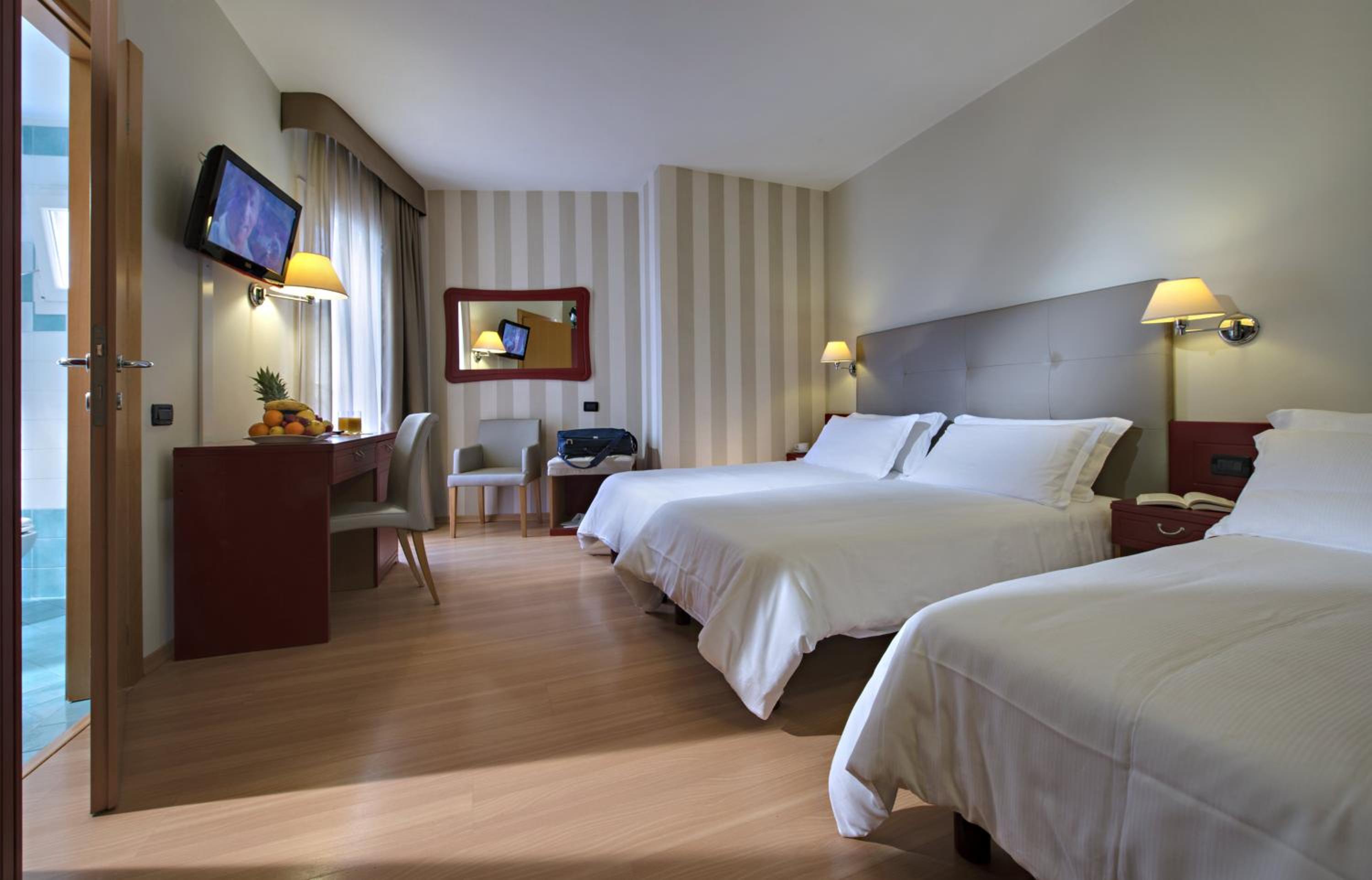 Double or Twin Room with Partial Sea View photo 3