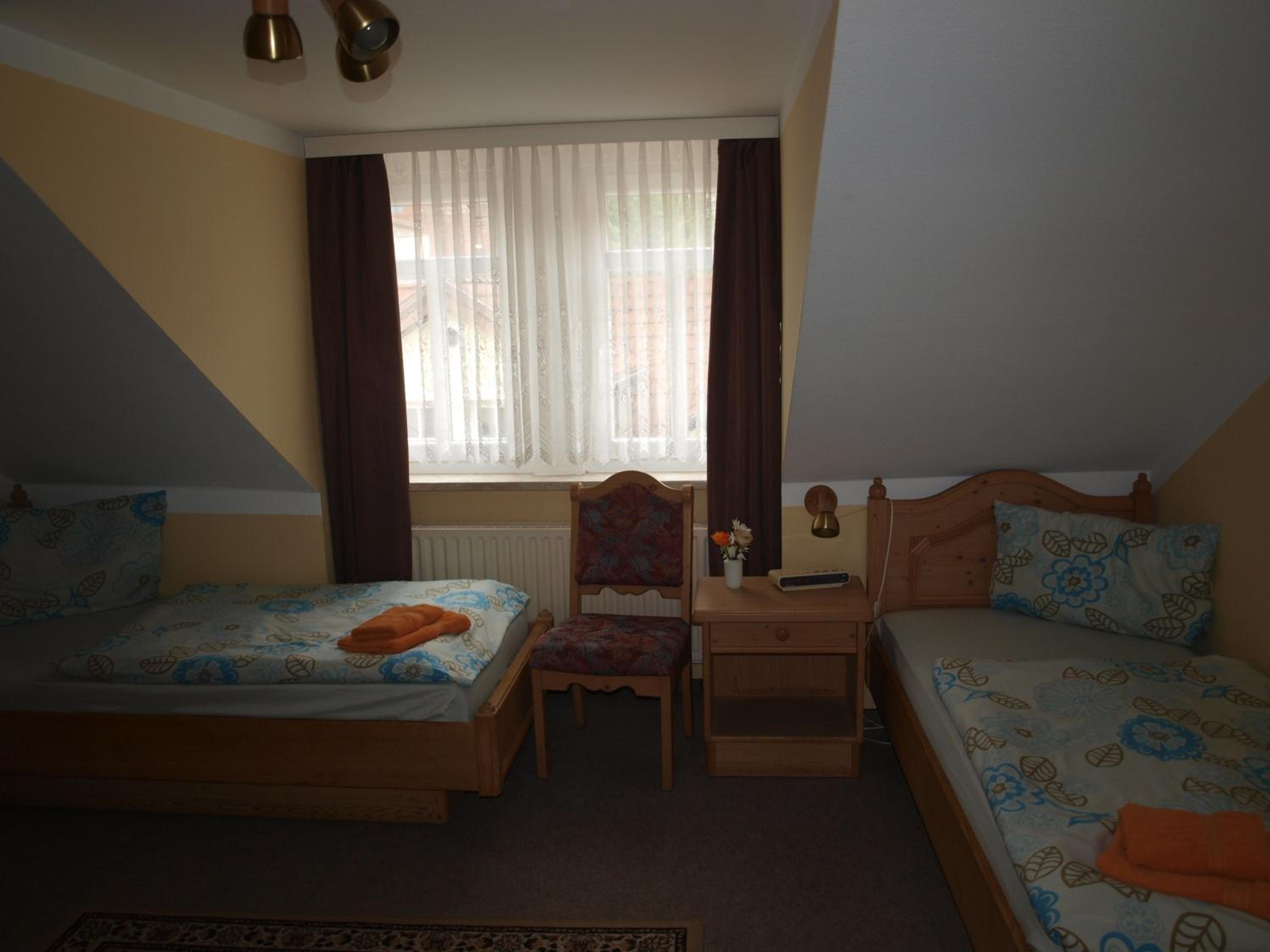 Standard Twin Room - Photo 4