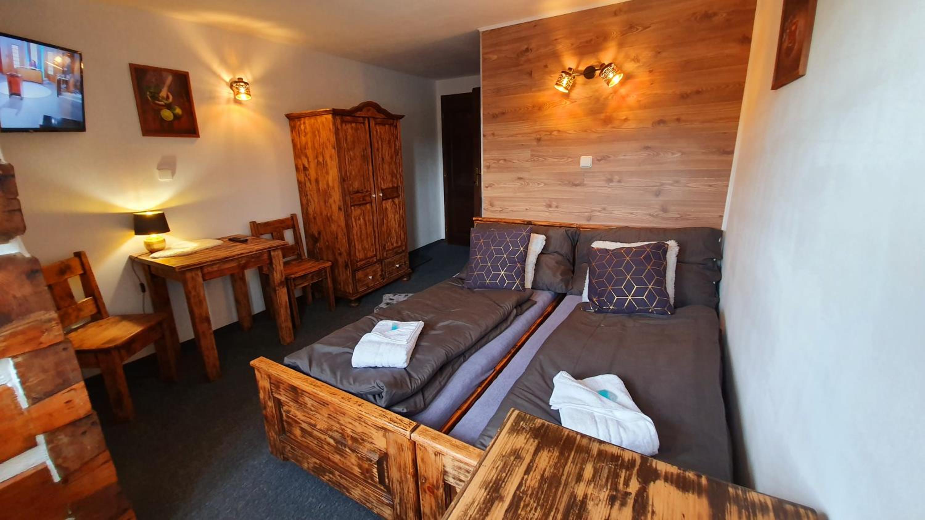 Double or Twin Room with Private Bathroom - Photo 6