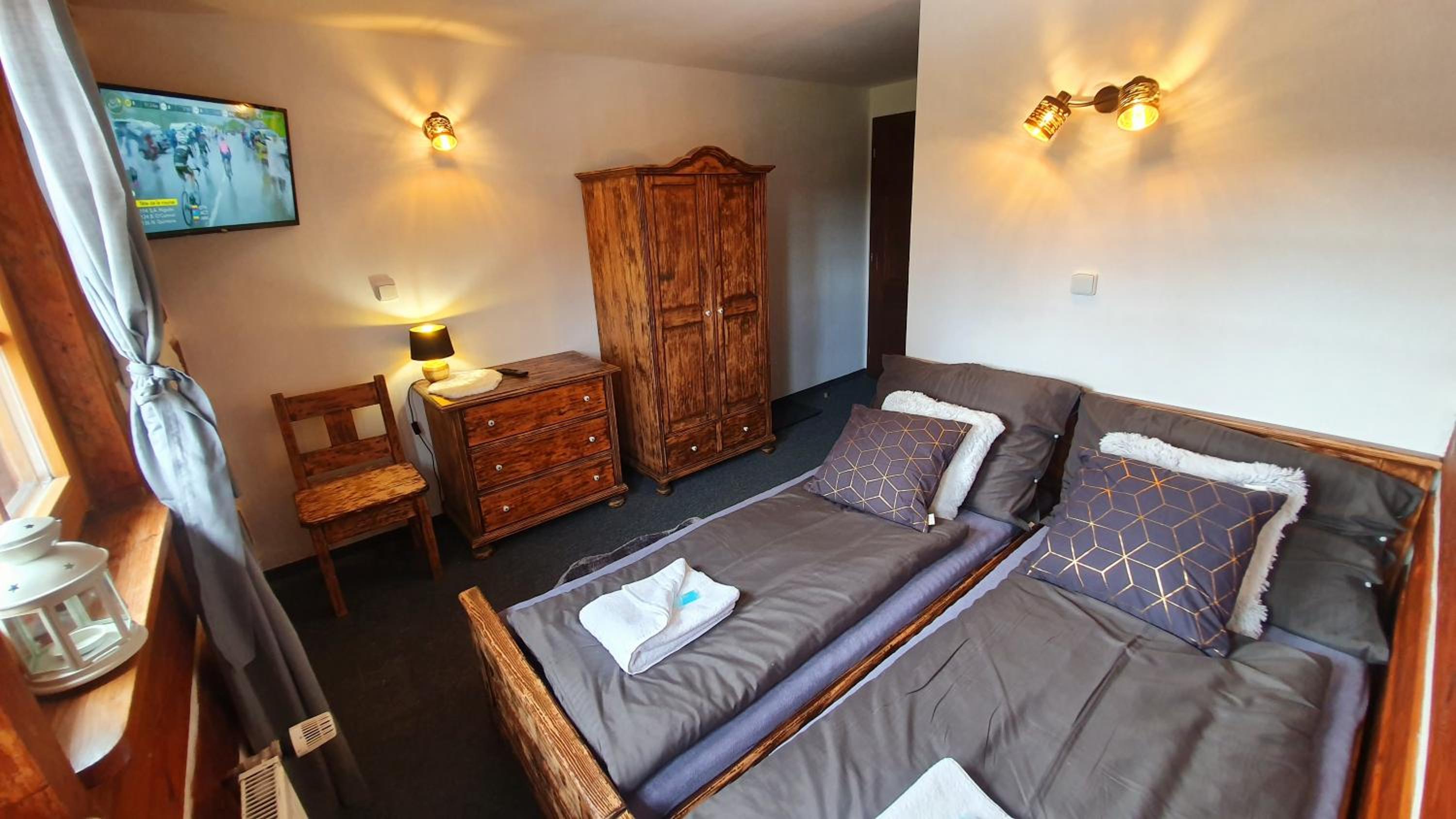 Double or Twin Room with Private Bathroom - Photo 8