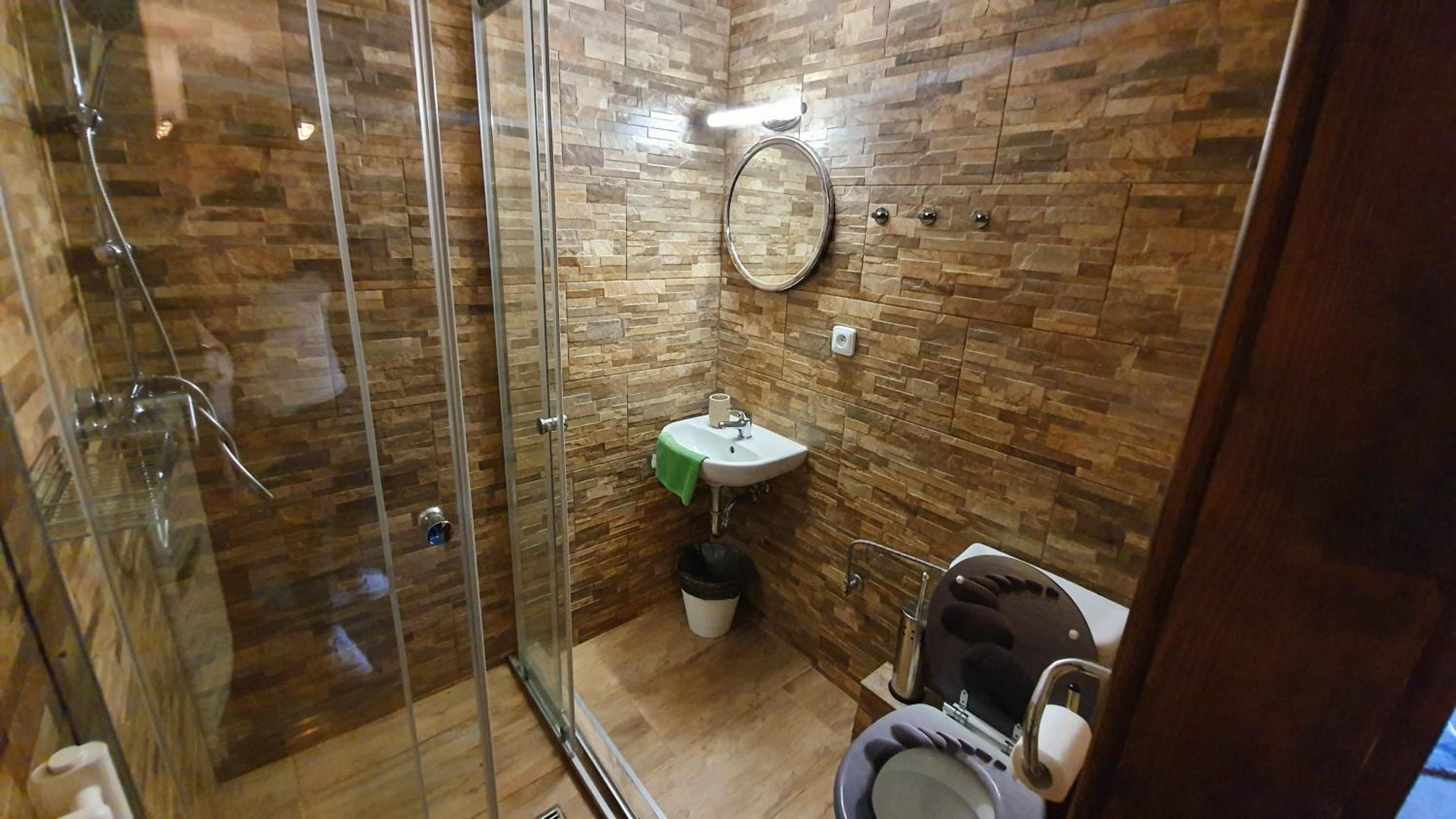 Double or Twin Room with Private Bathroom - Photo 9